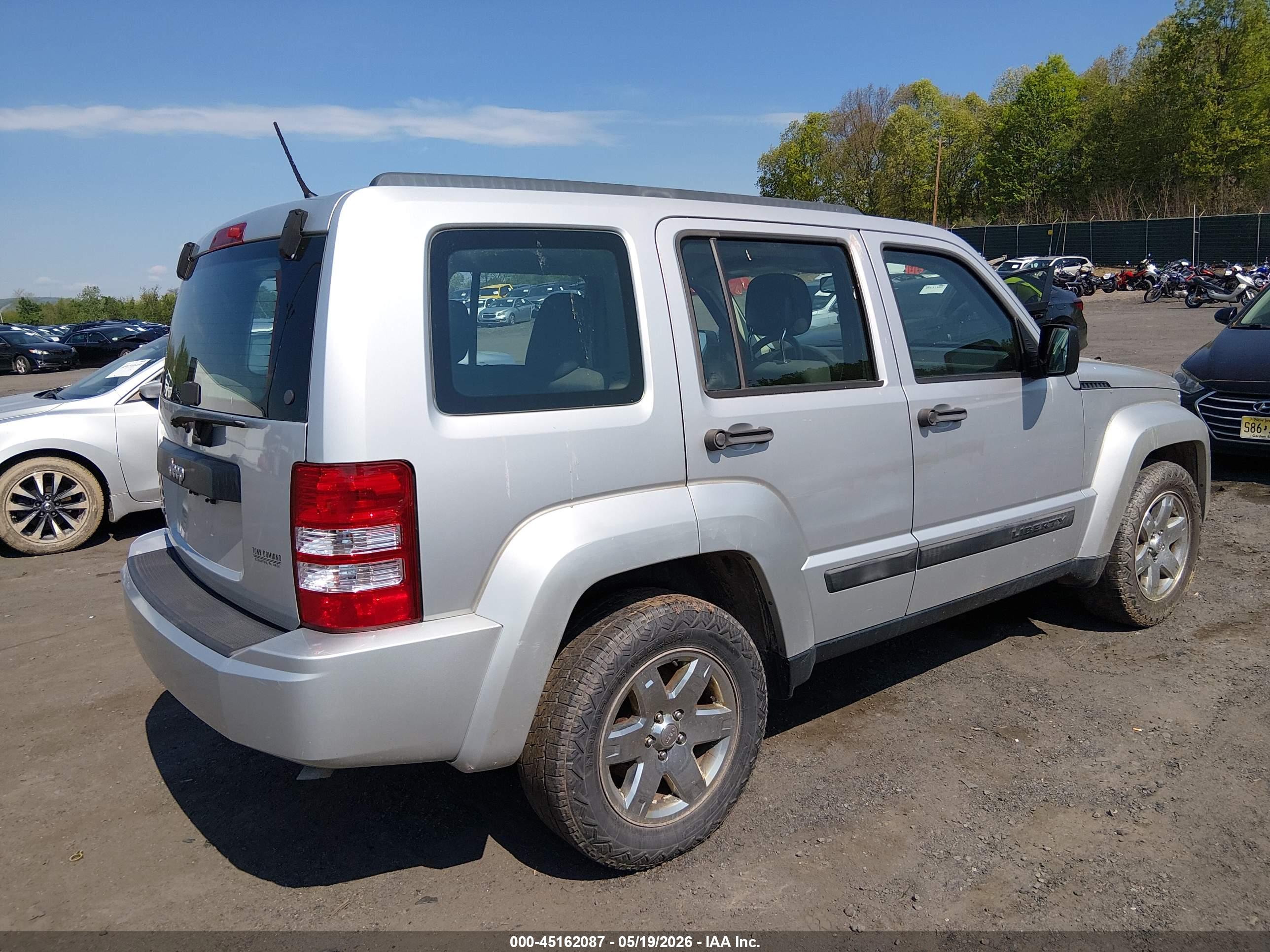 JEEP LIBERTY image 4