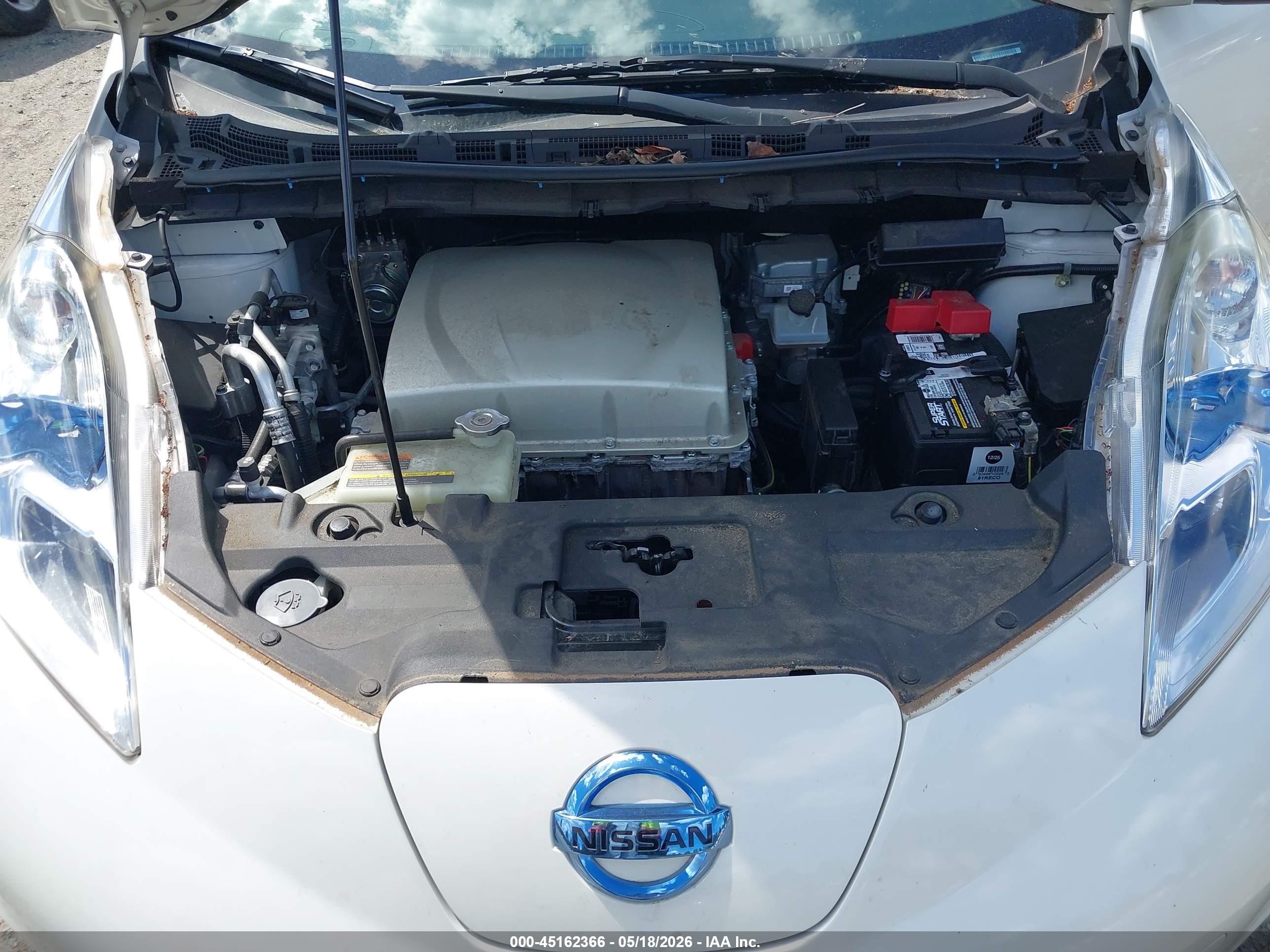 NISSAN LEAF image 10