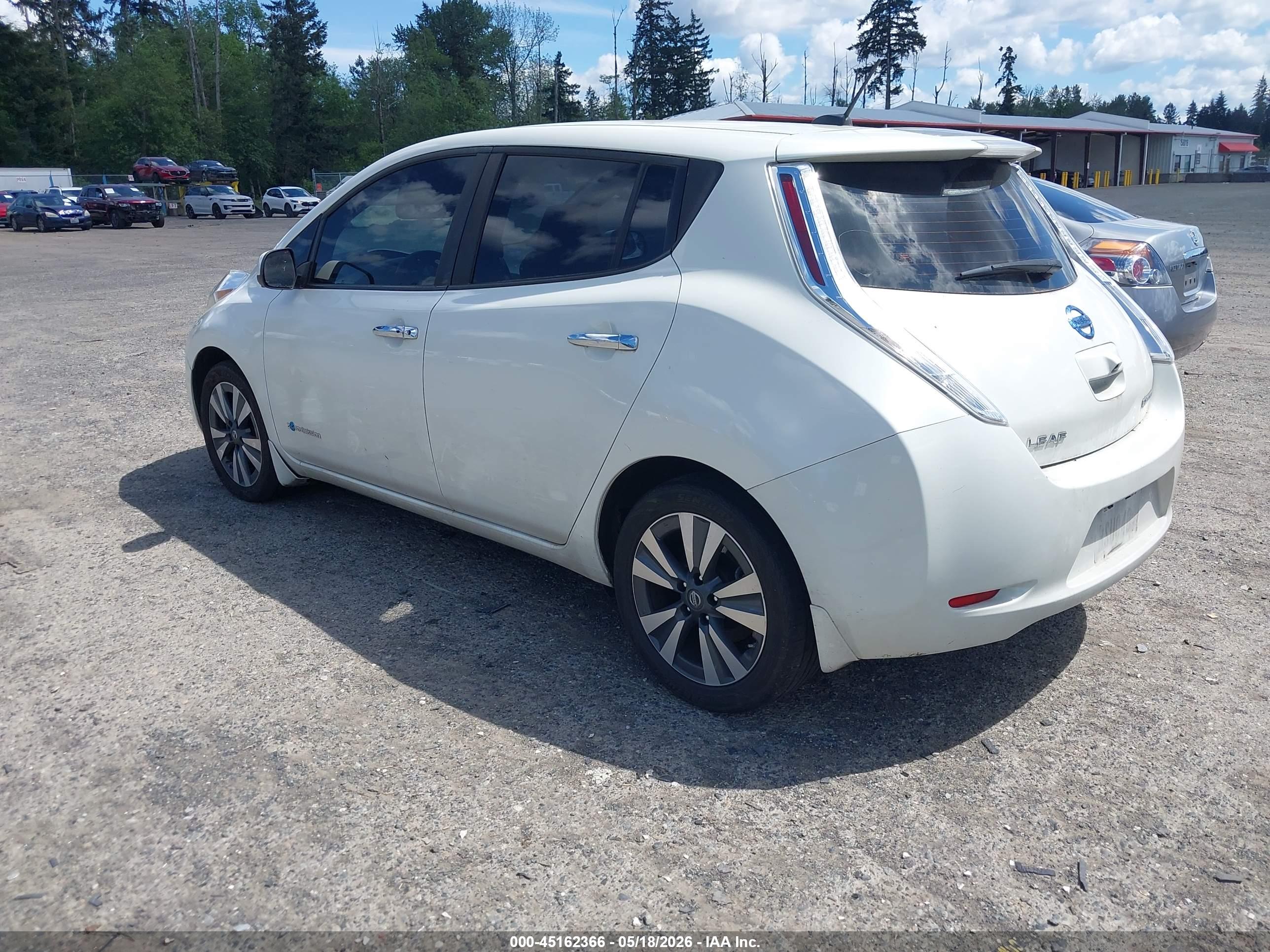NISSAN LEAF image 3