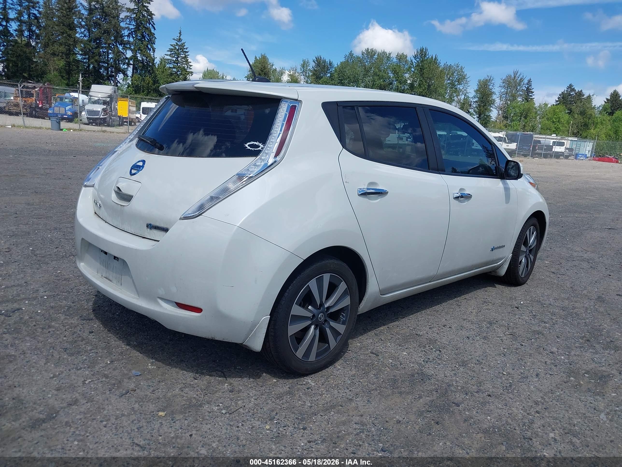 NISSAN LEAF image 4