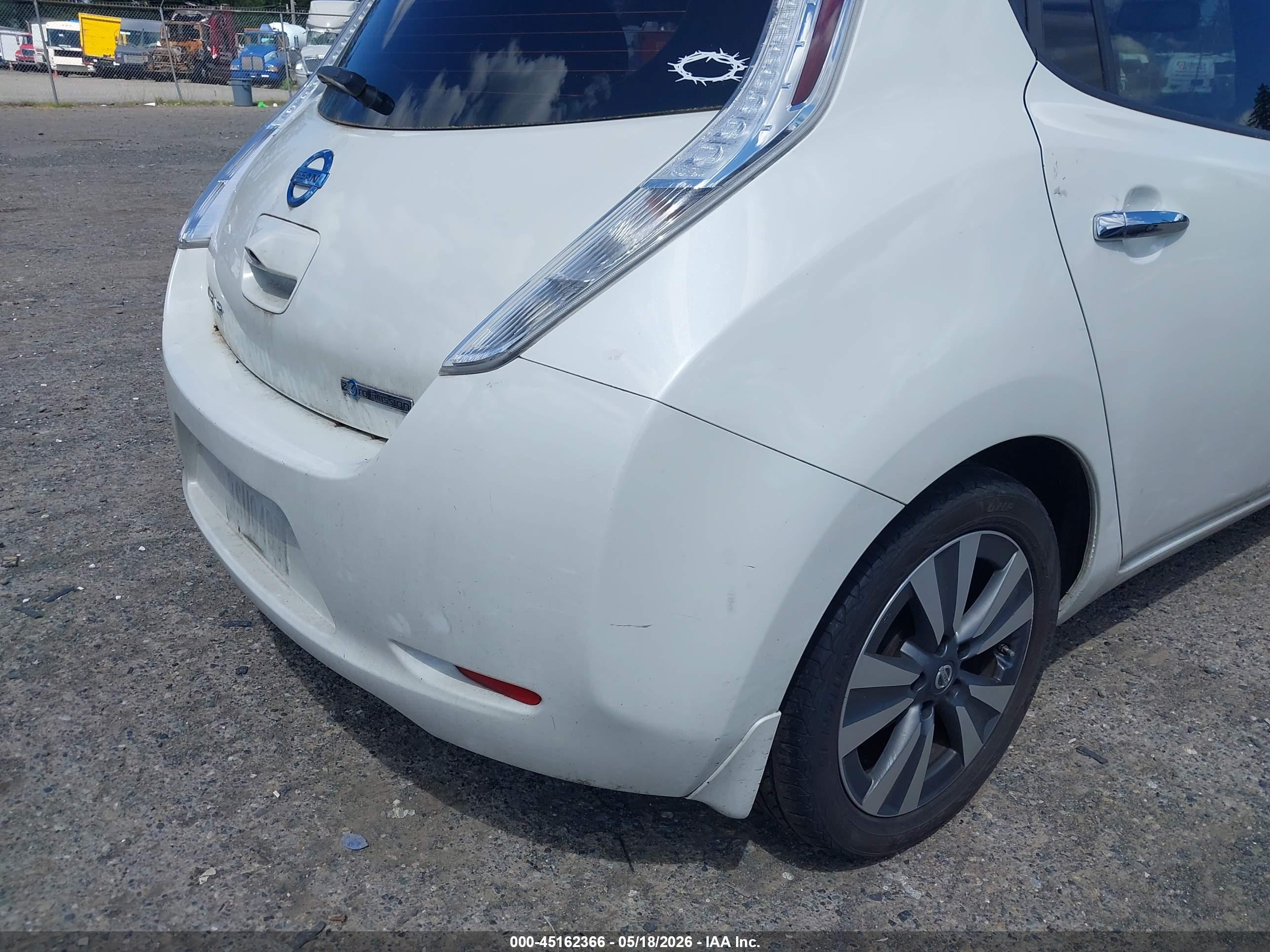 NISSAN LEAF image 6