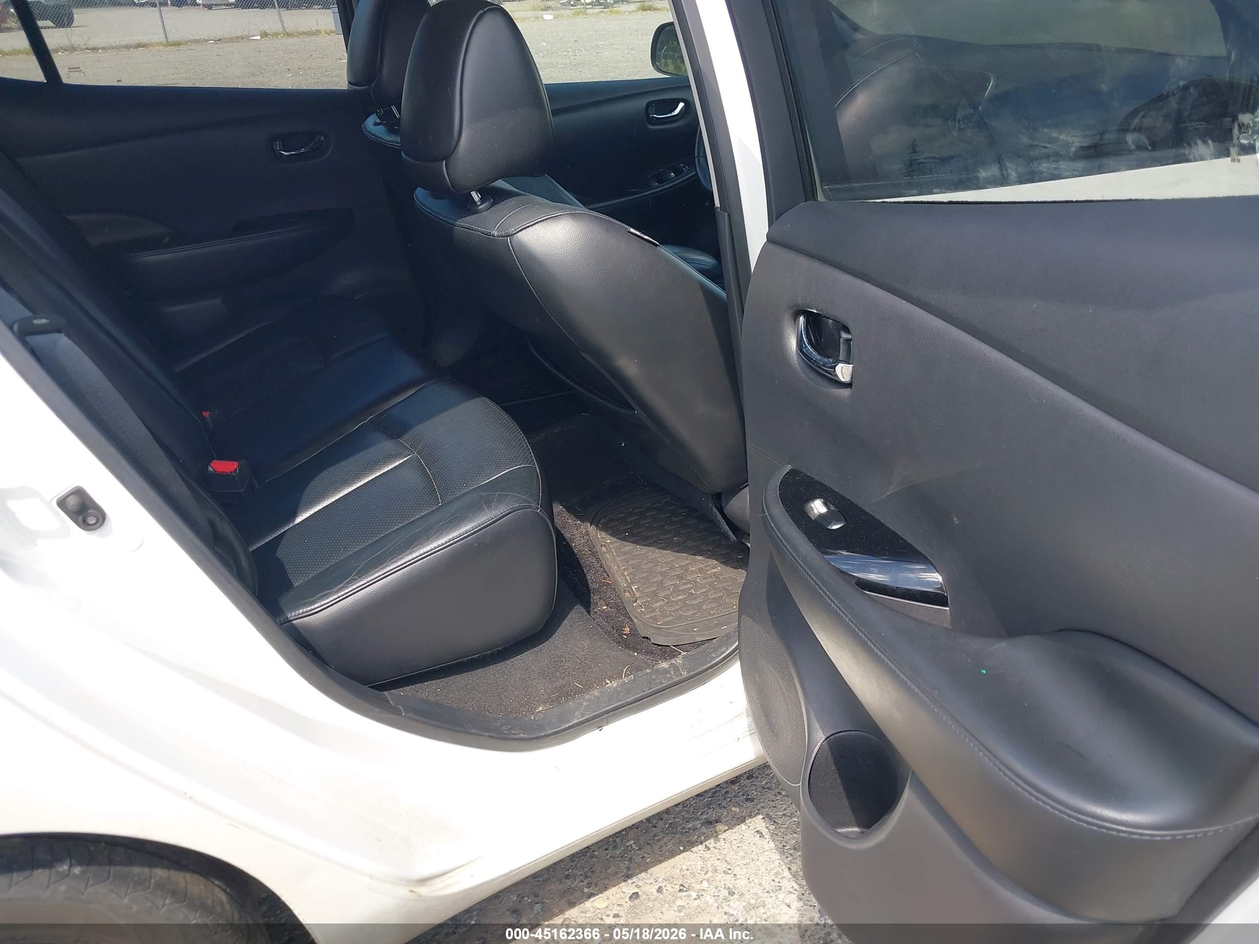 NISSAN LEAF image 8