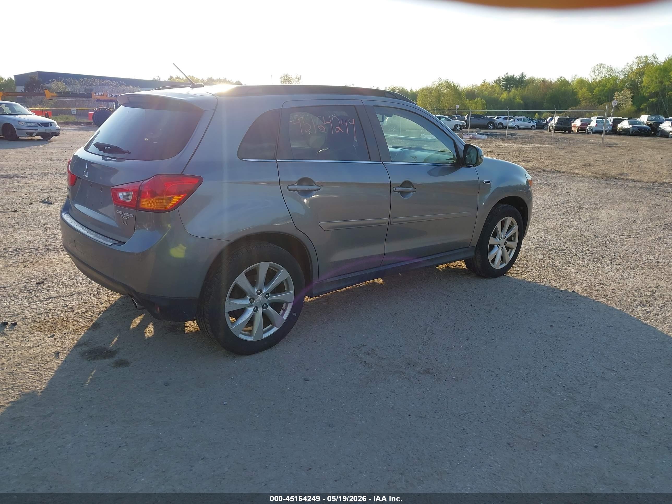 MITSUBISHI OUTLANDER image 4