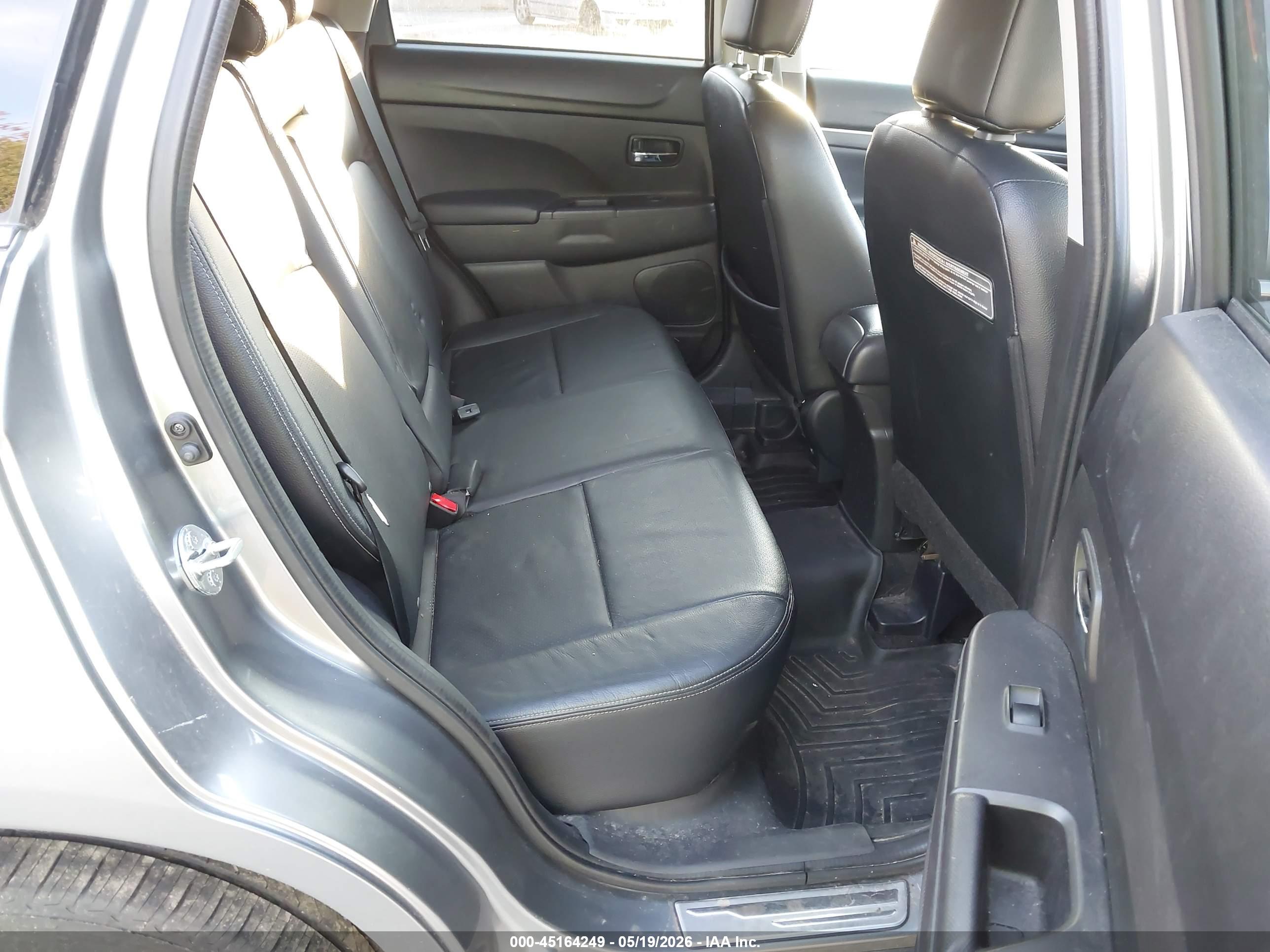 MITSUBISHI OUTLANDER image 8