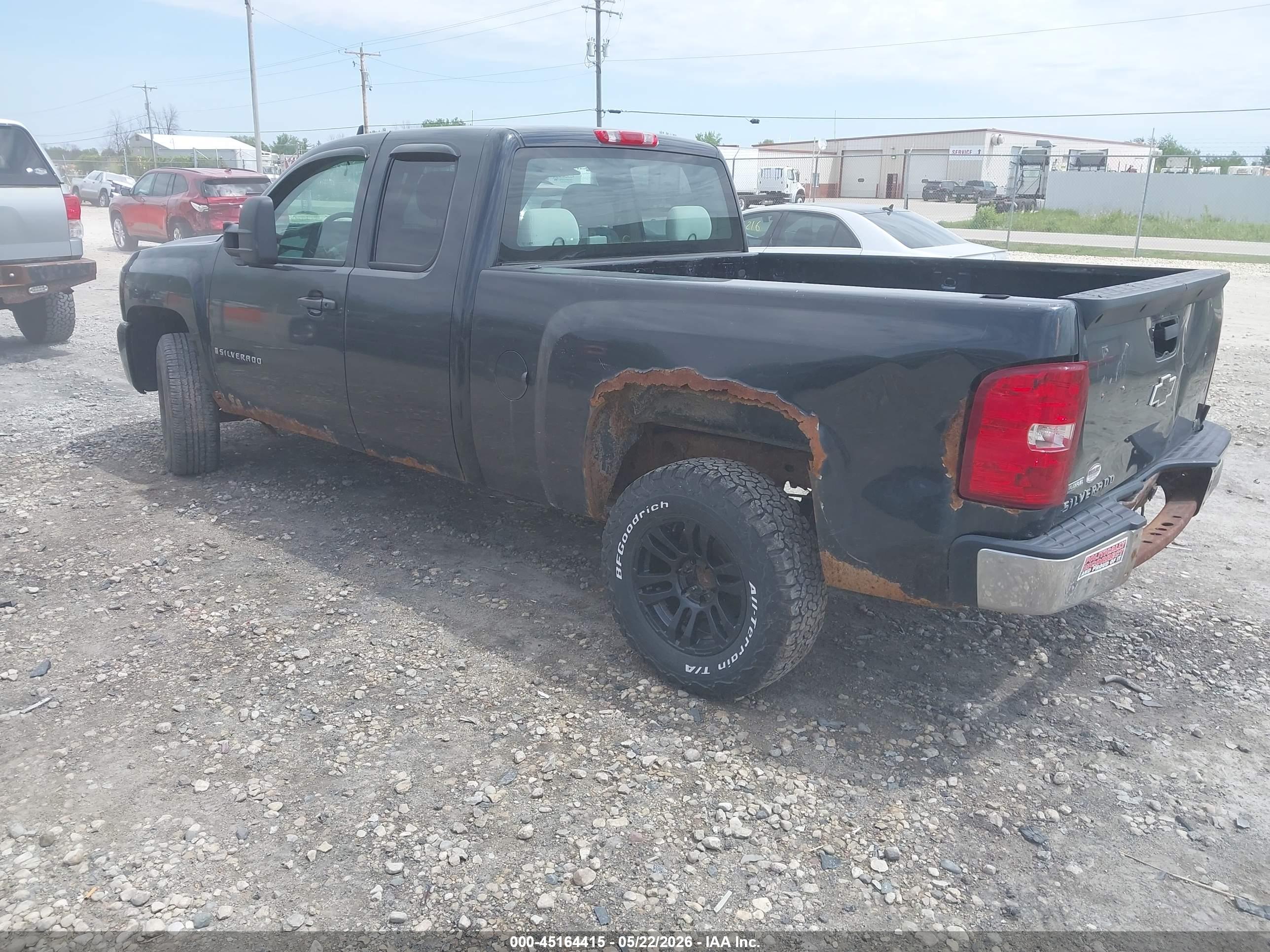 CHEVROLET SILVERADO image 3