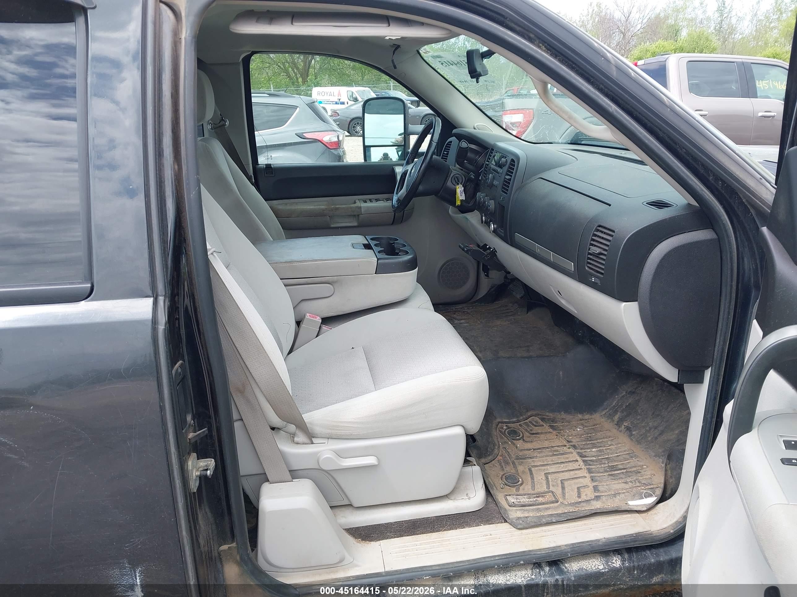 CHEVROLET SILVERADO image 5