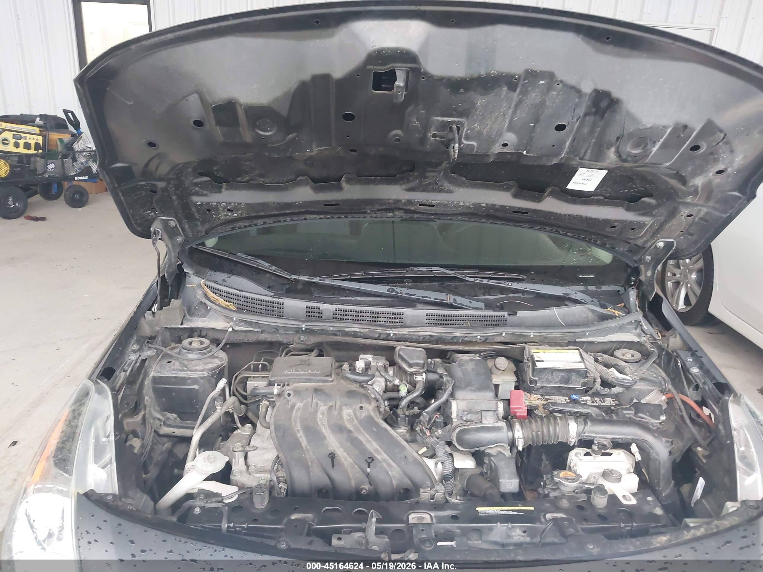 NISSAN VERSA image 10