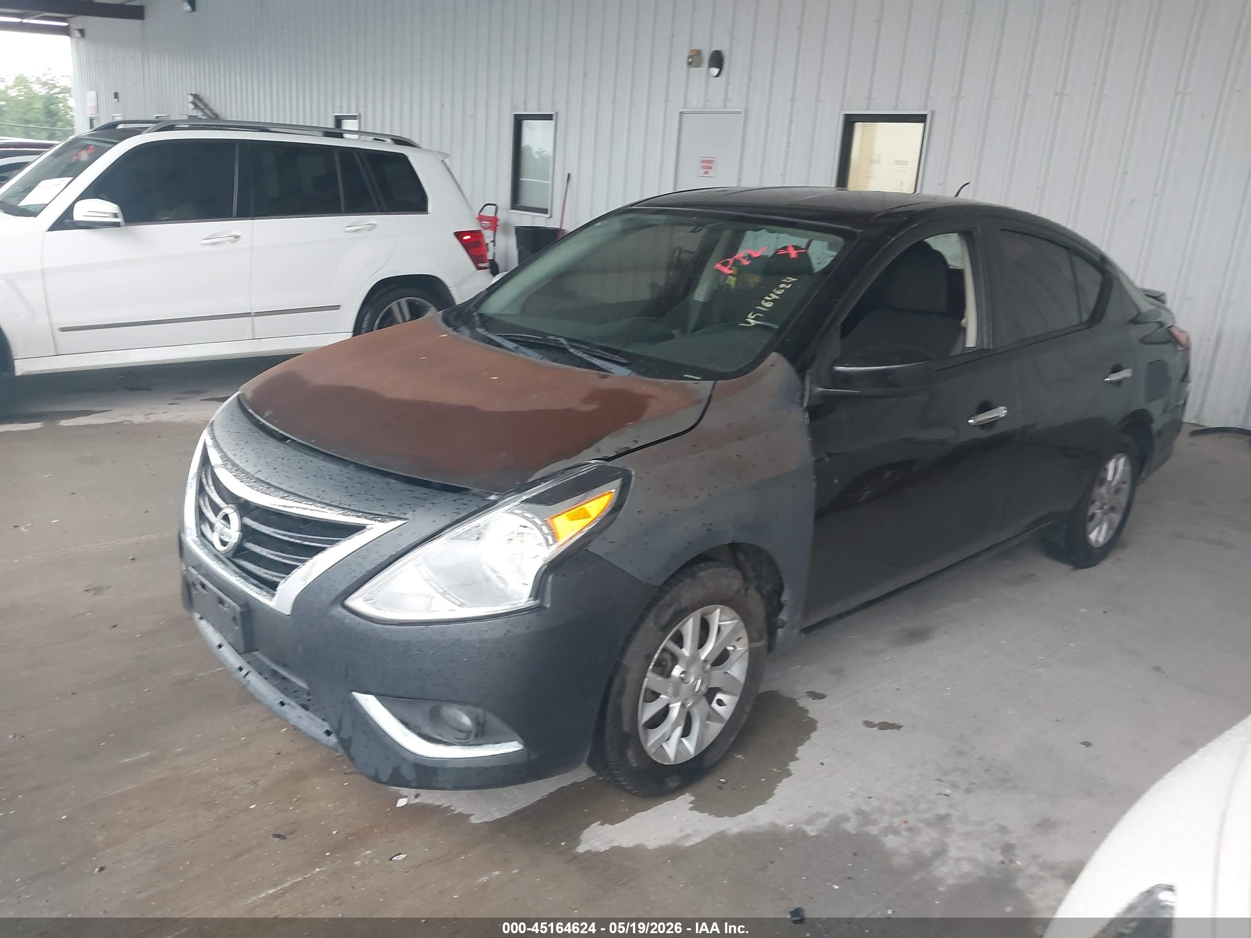NISSAN VERSA image 2