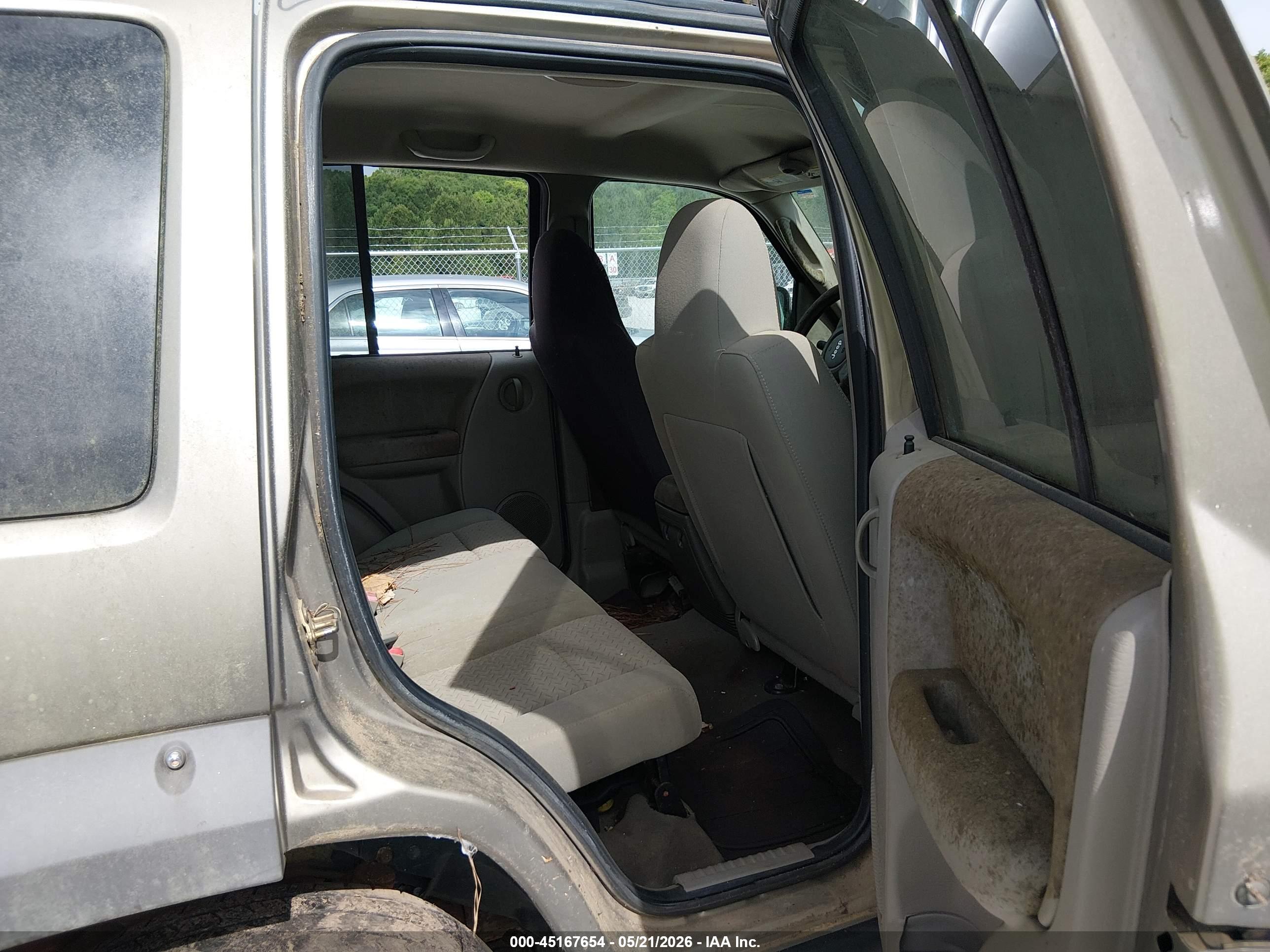 JEEP LIBERTY image 8