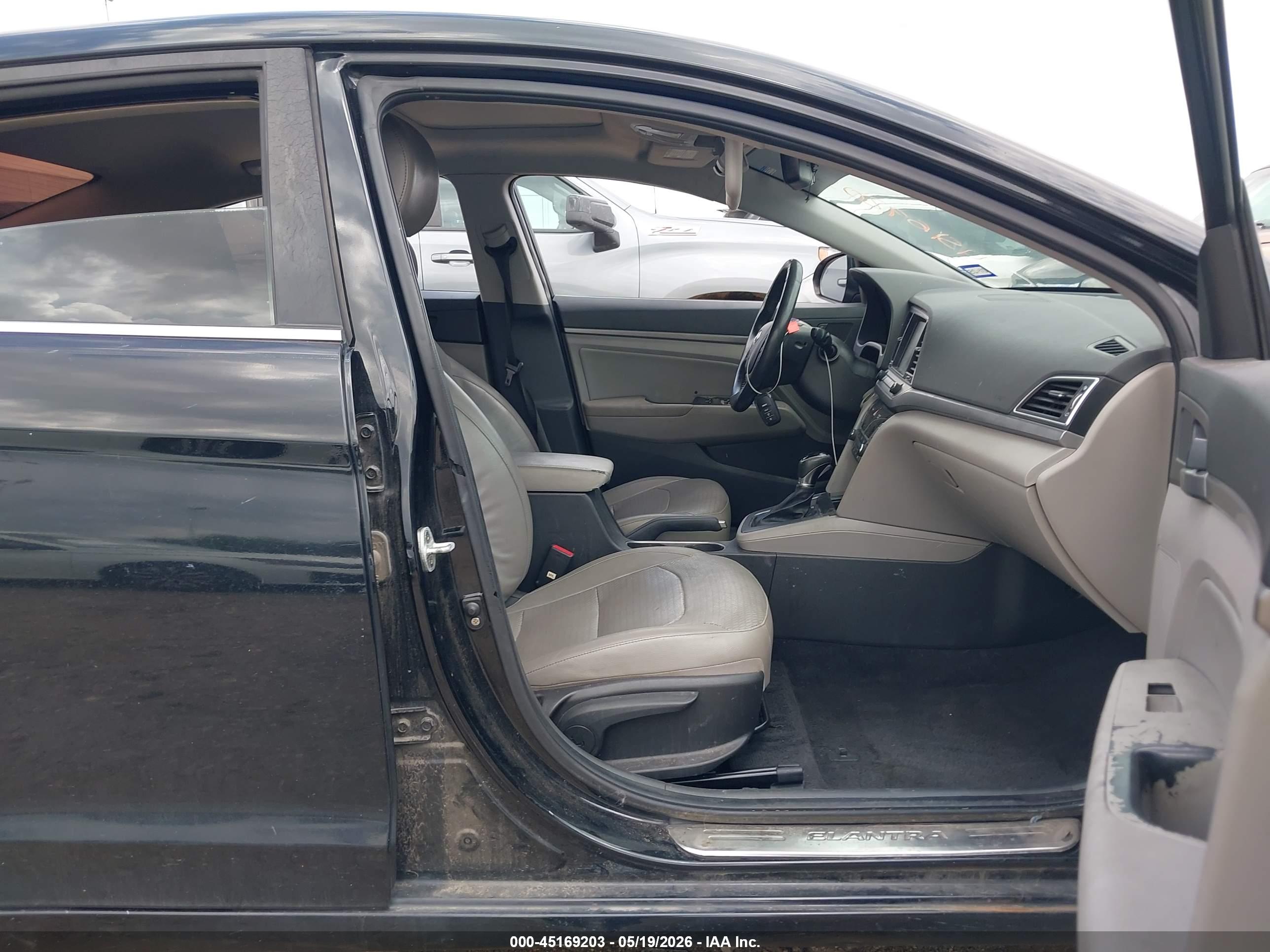 HYUNDAI ELANTRA image 5