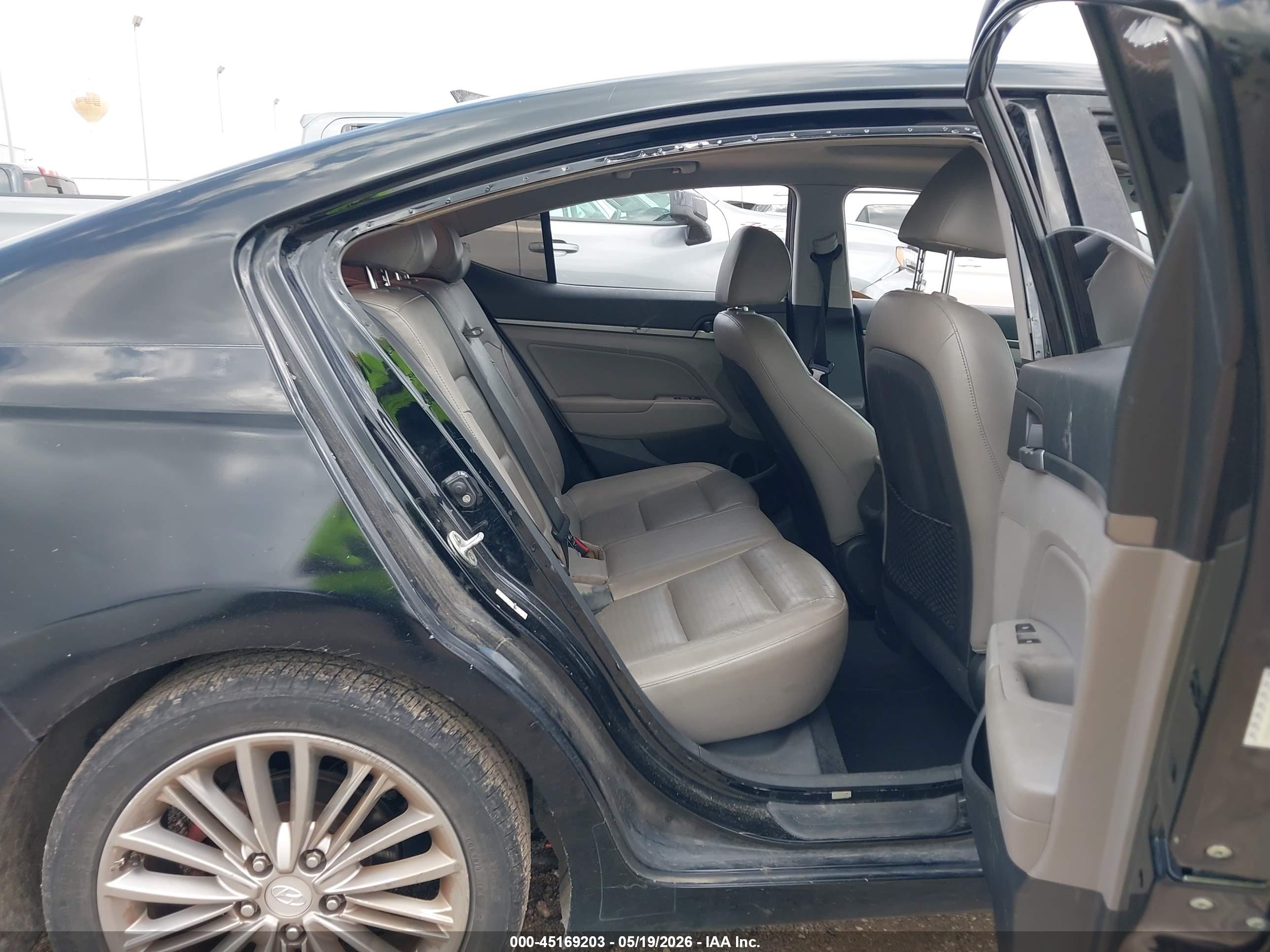 HYUNDAI ELANTRA image 8