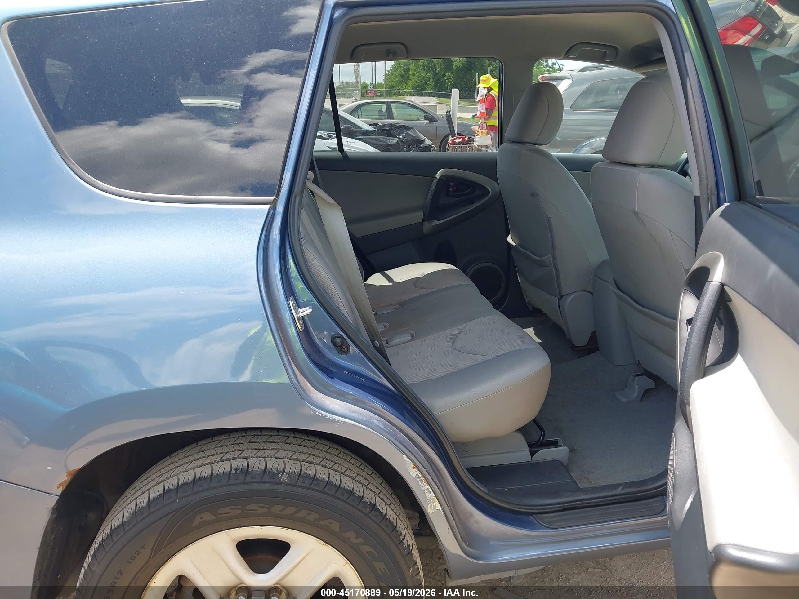 TOYOTA RAV4 image 8