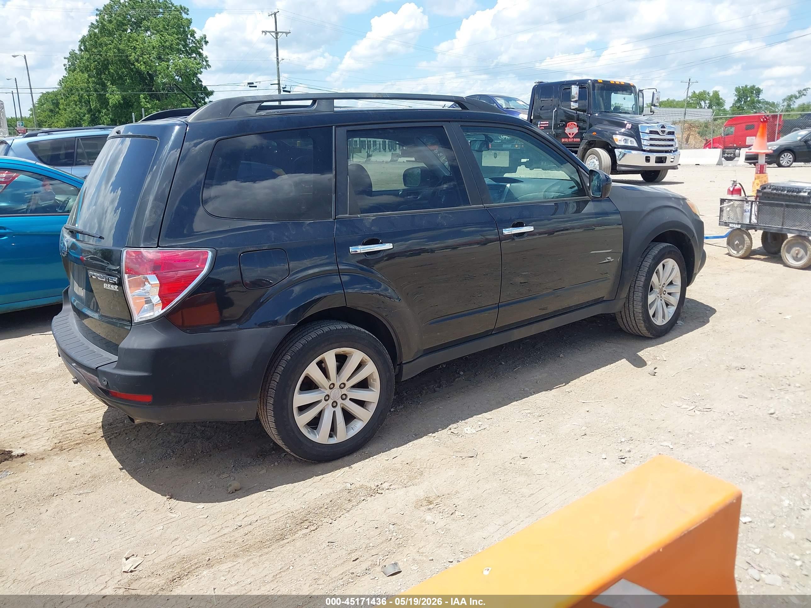 SUBARU FORESTER image 4