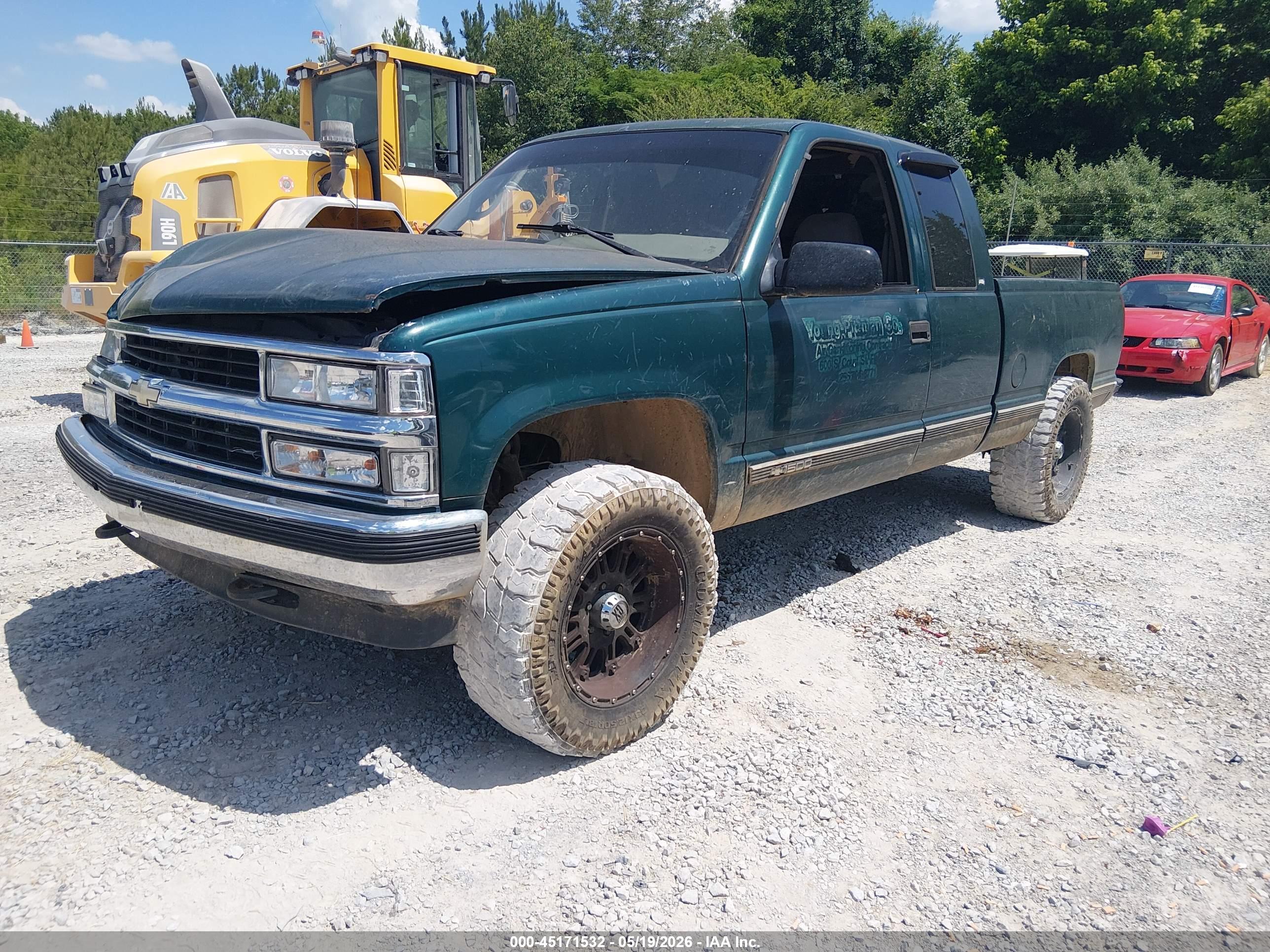 CHEVROLET GMT-400 image 2