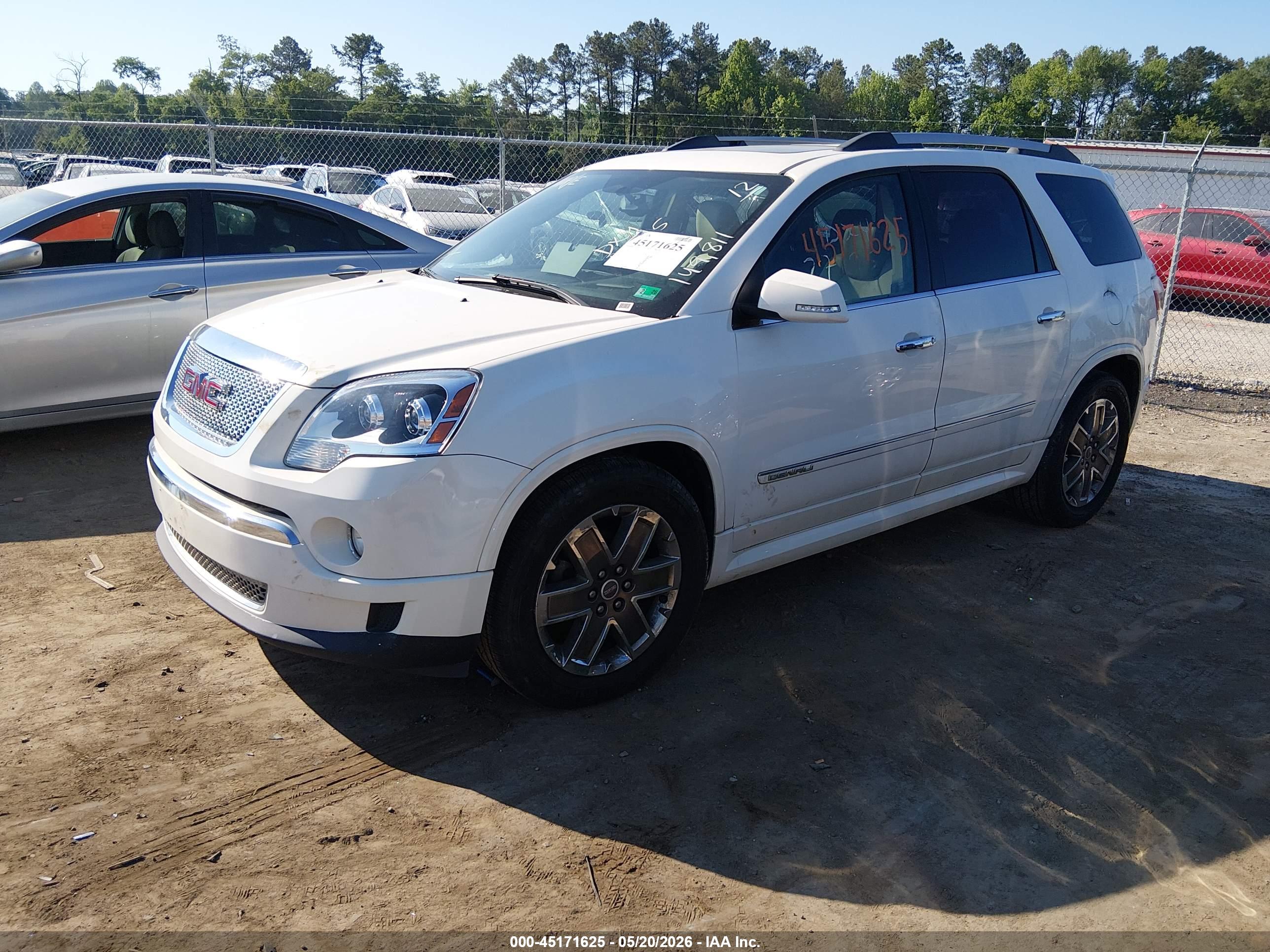 GMC ACADIA image 2