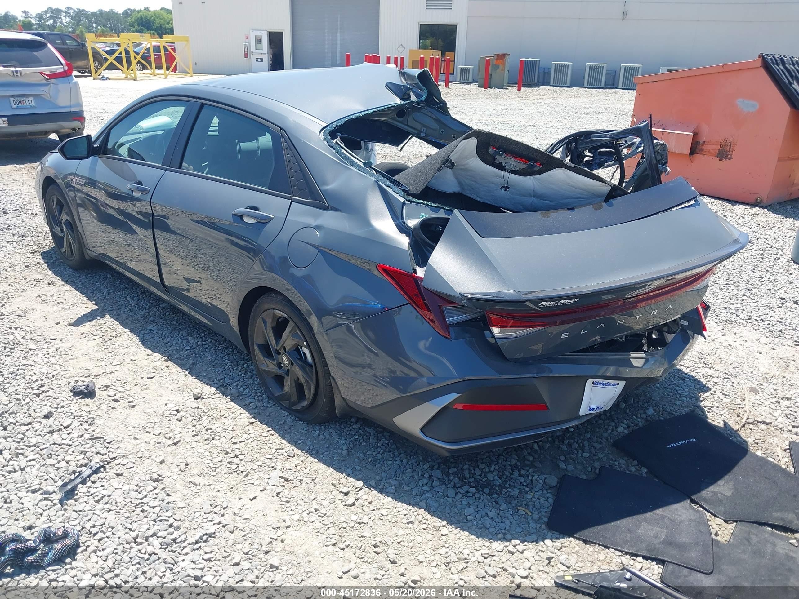 HYUNDAI ELANTRA image 3