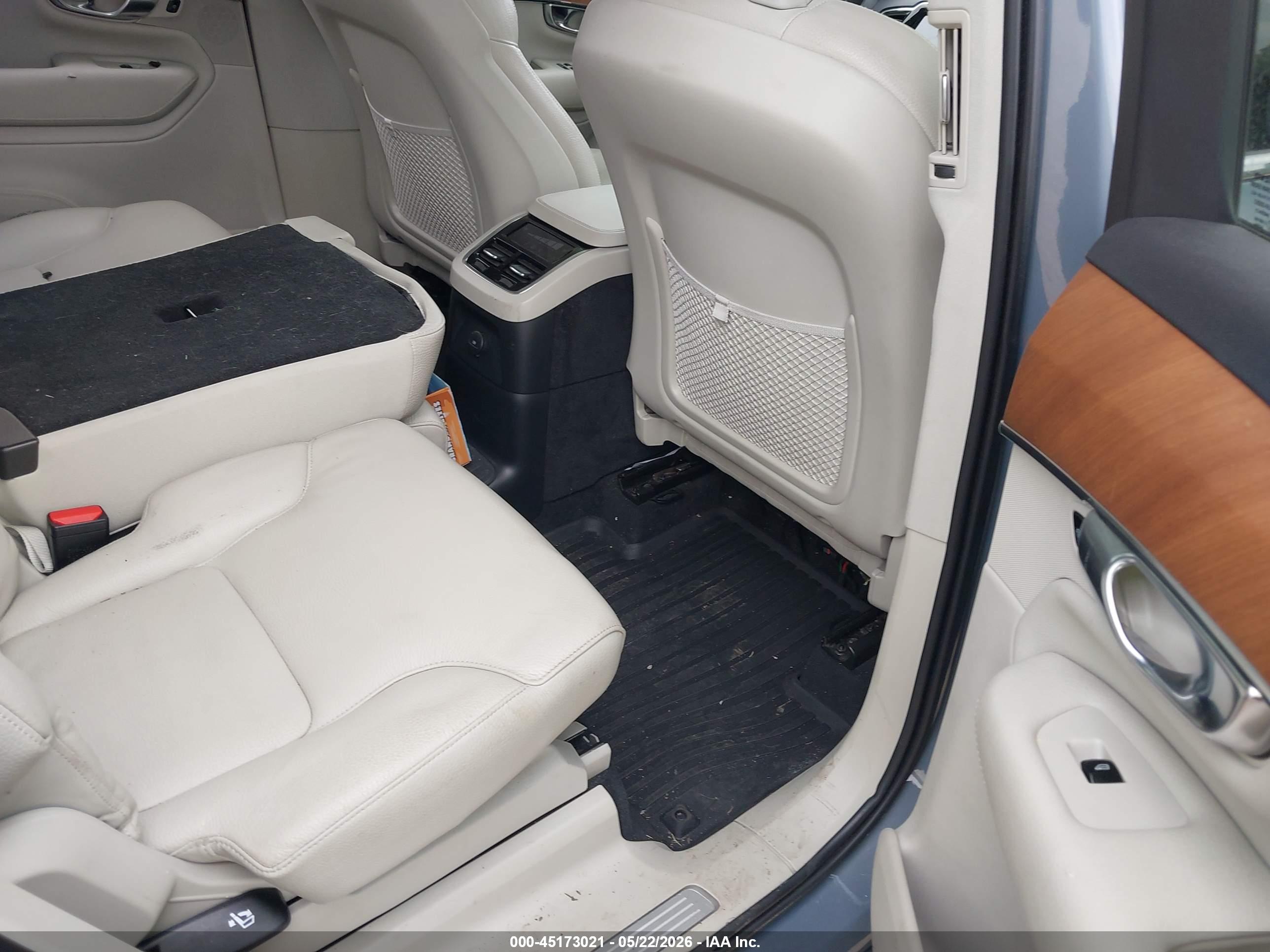 VOLVO XC90 image 8