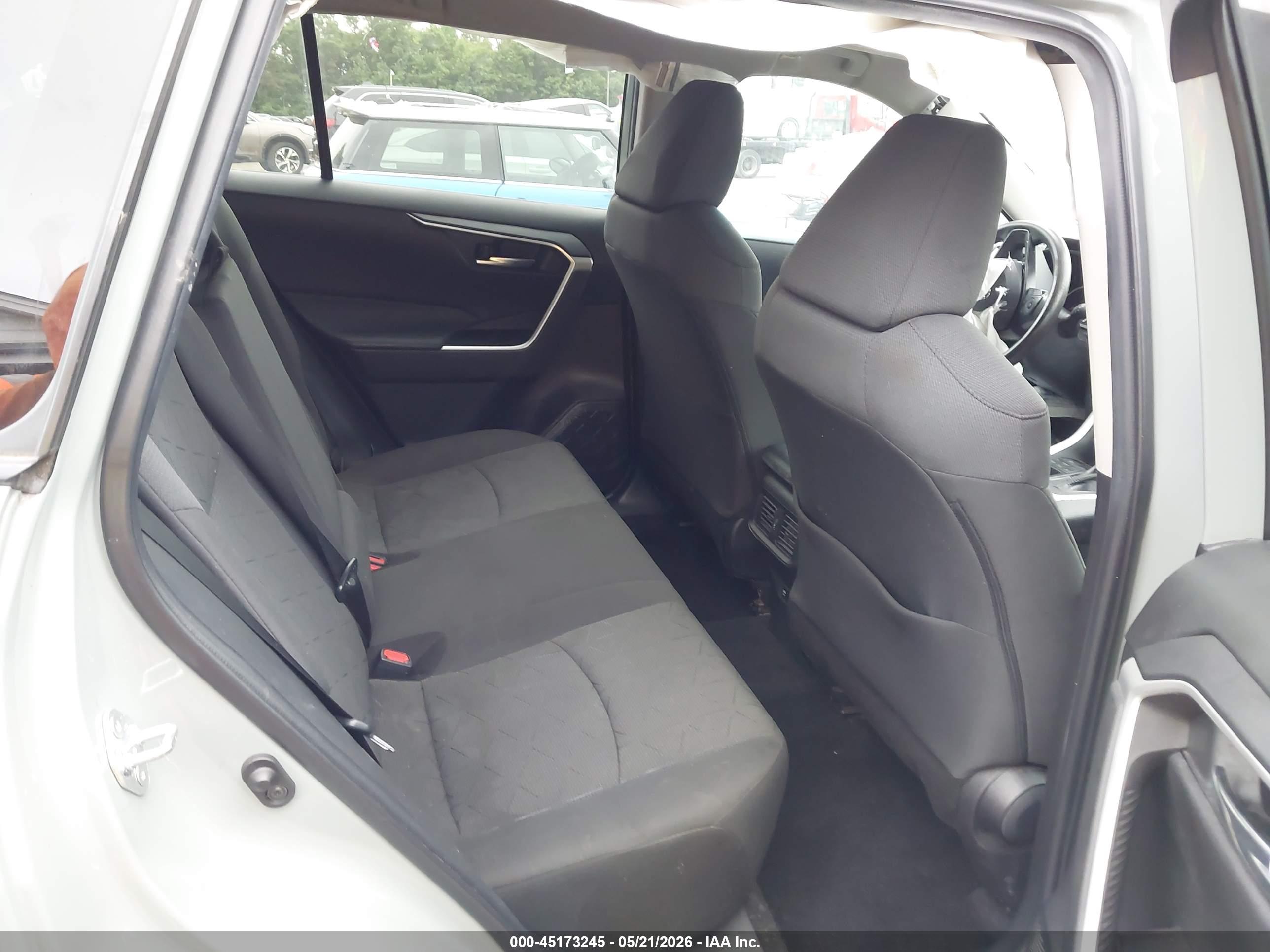 TOYOTA RAV4 image 8