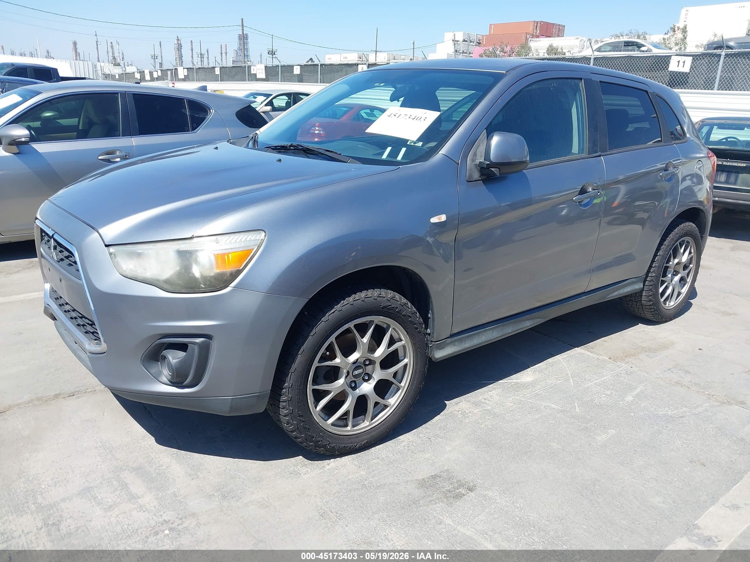 MITSUBISHI OUTLANDER image 2
