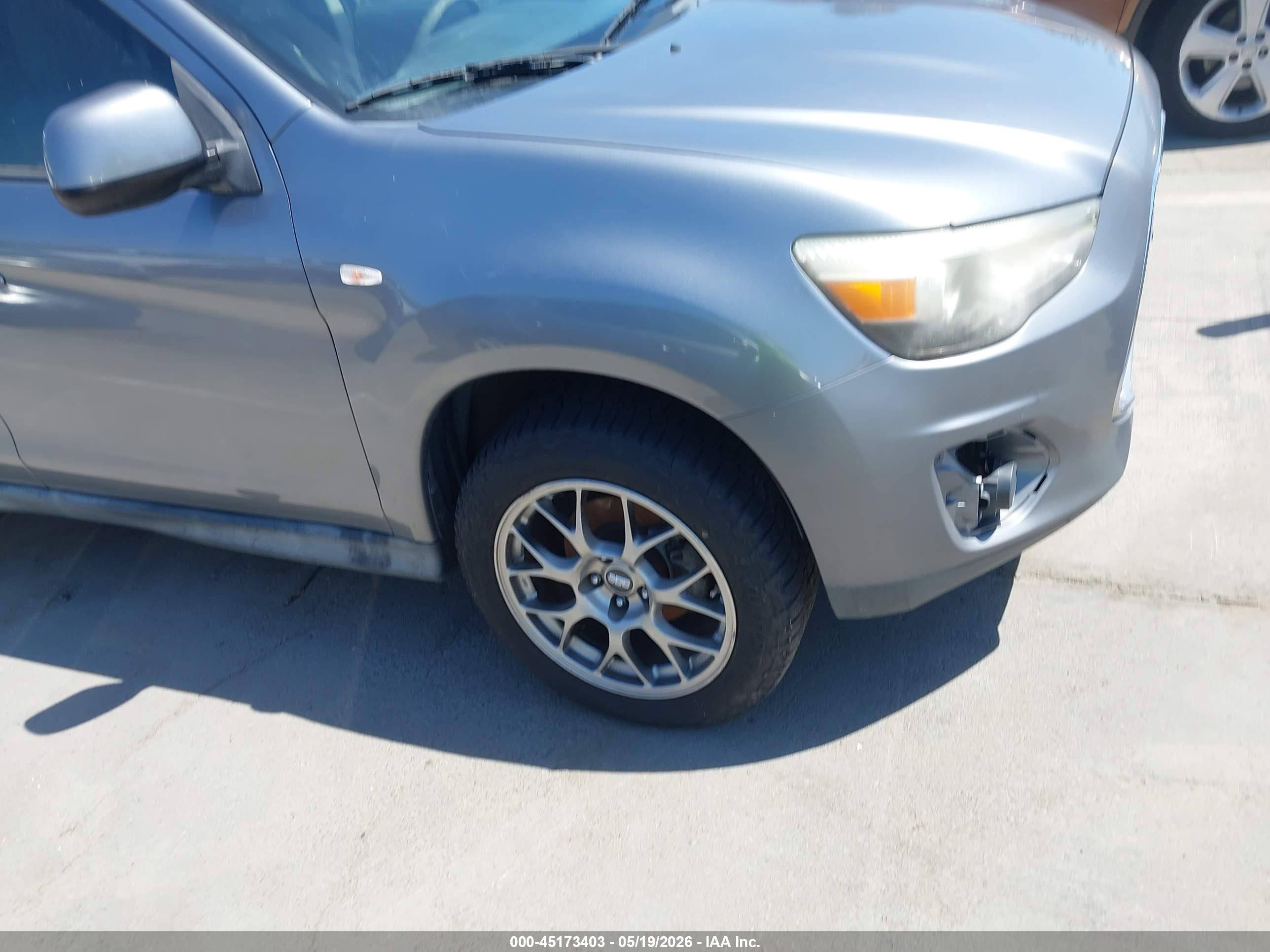 MITSUBISHI OUTLANDER image 6
