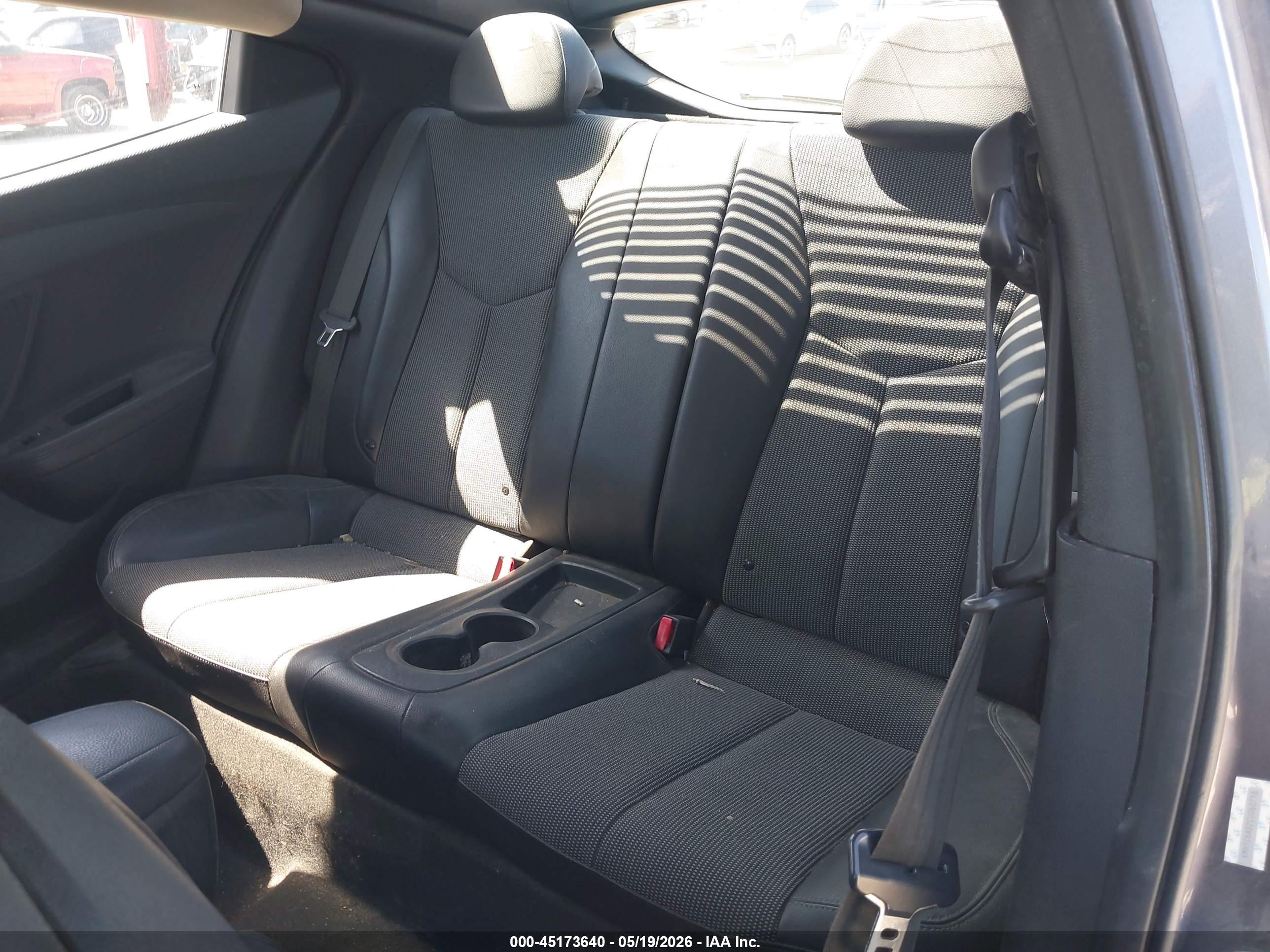 HYUNDAI VELOSTER image 8
