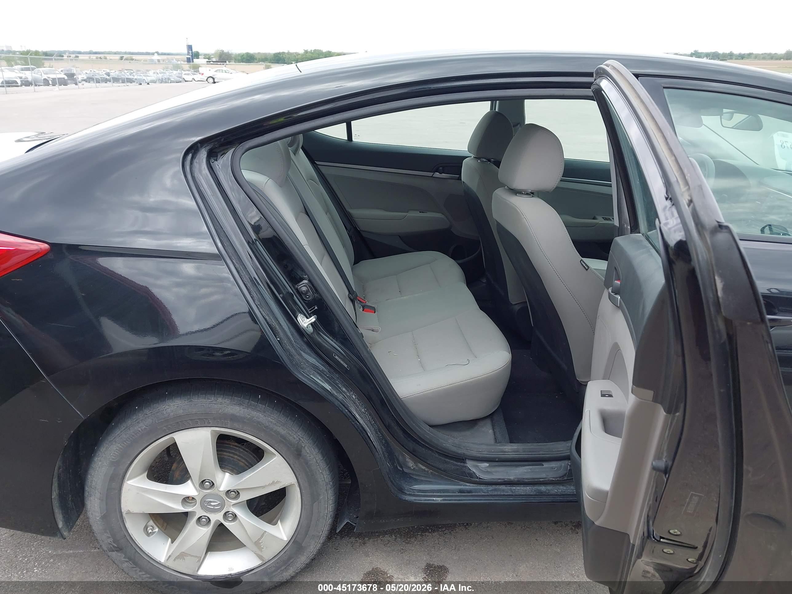 HYUNDAI ELANTRA image 8