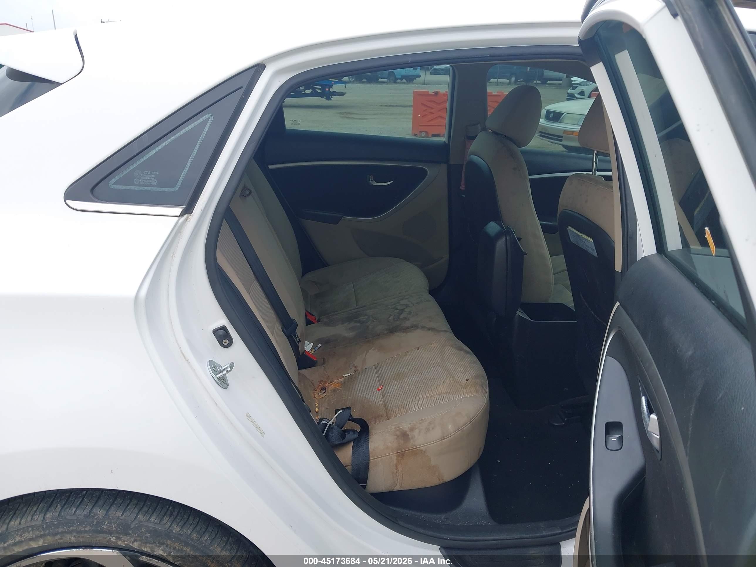 HYUNDAI ELANTRA image 8