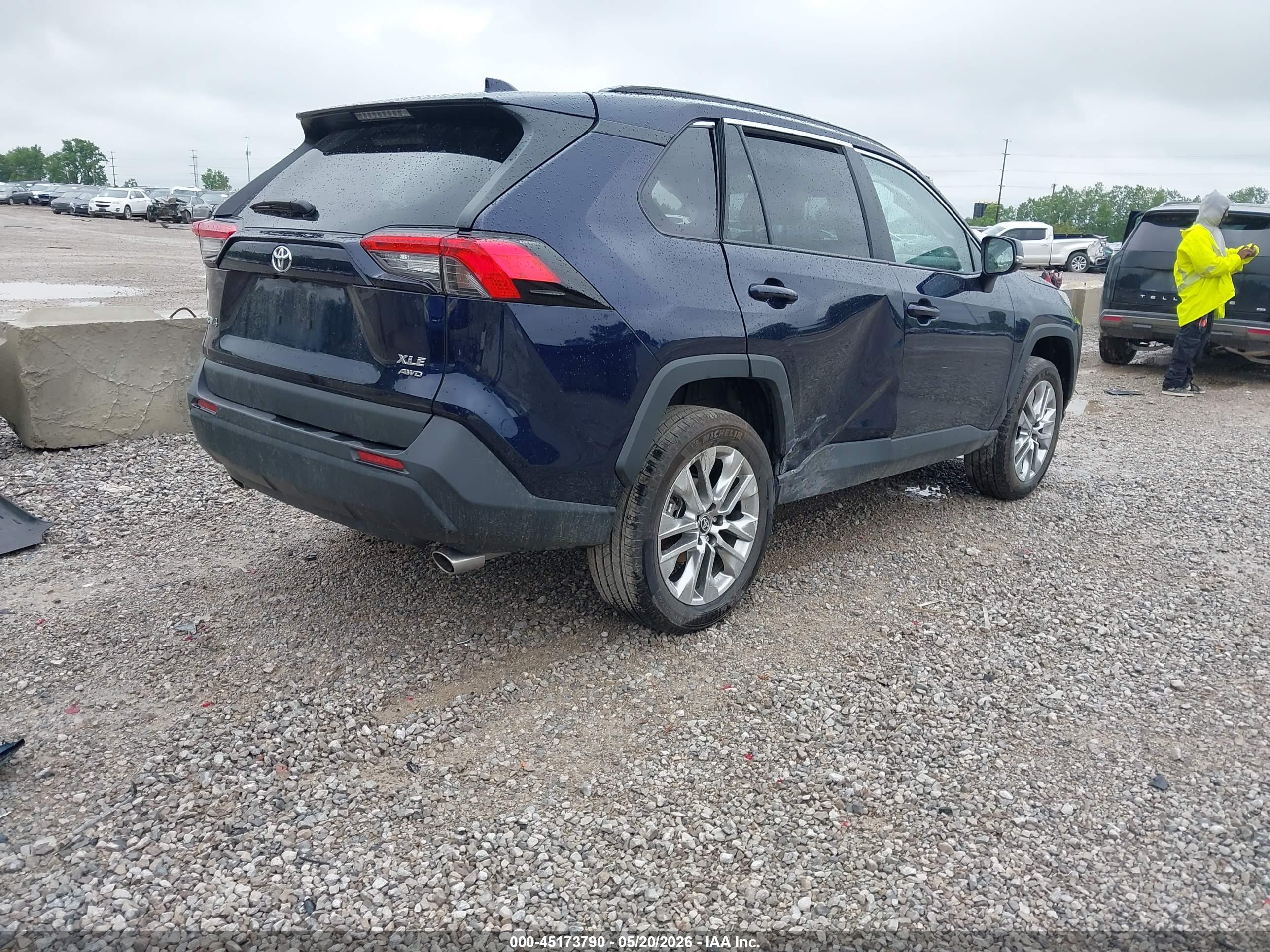 TOYOTA RAV4 image 4
