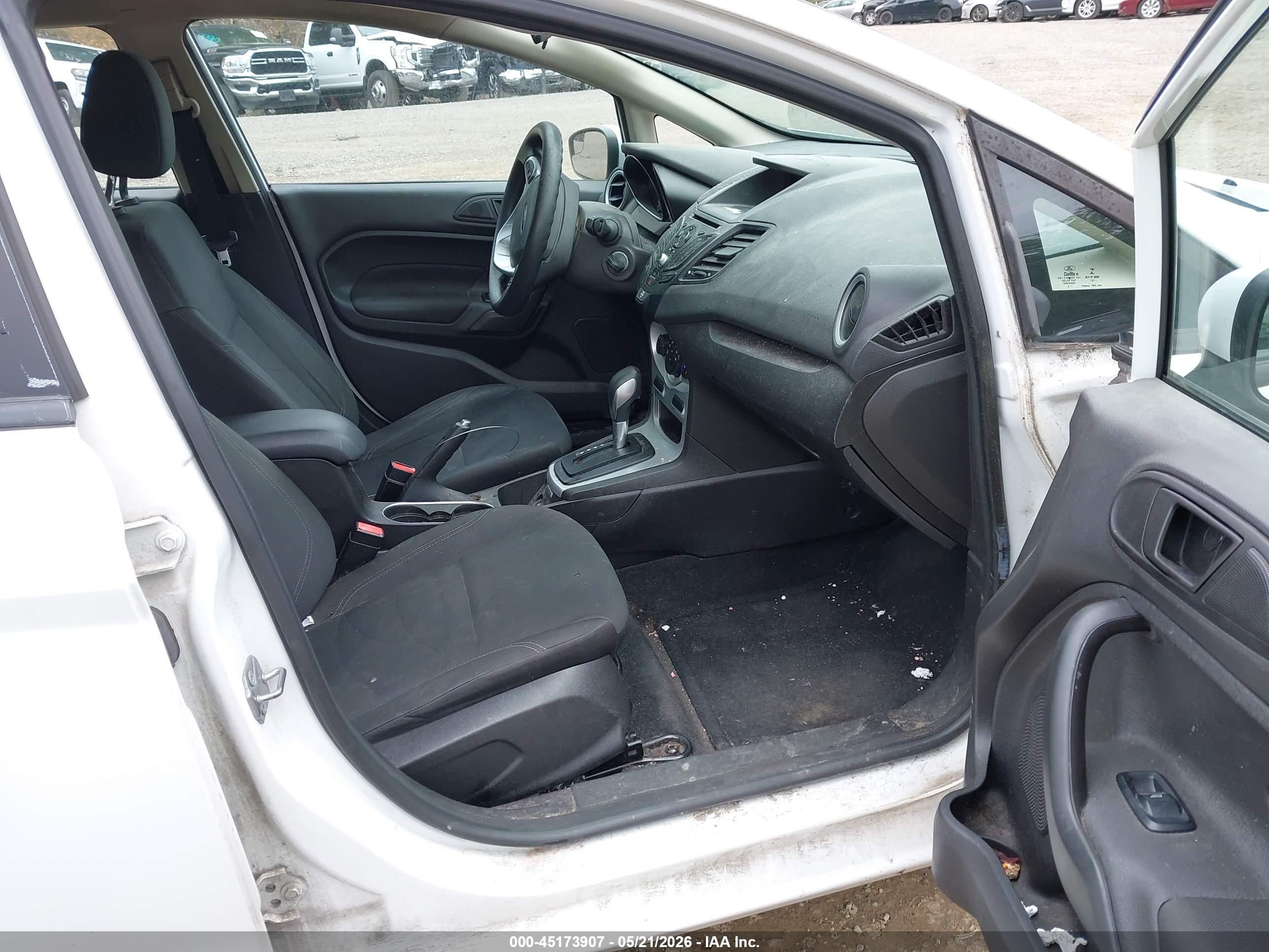FORD FIESTA image 5