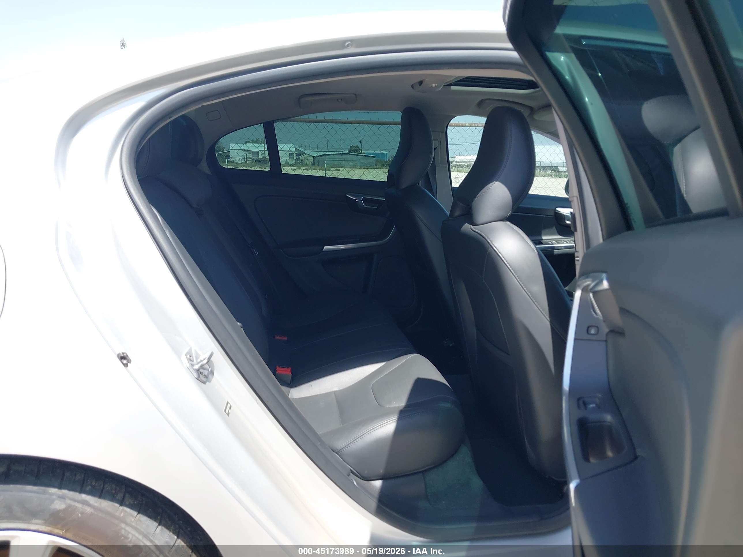 VOLVO S60 image 8