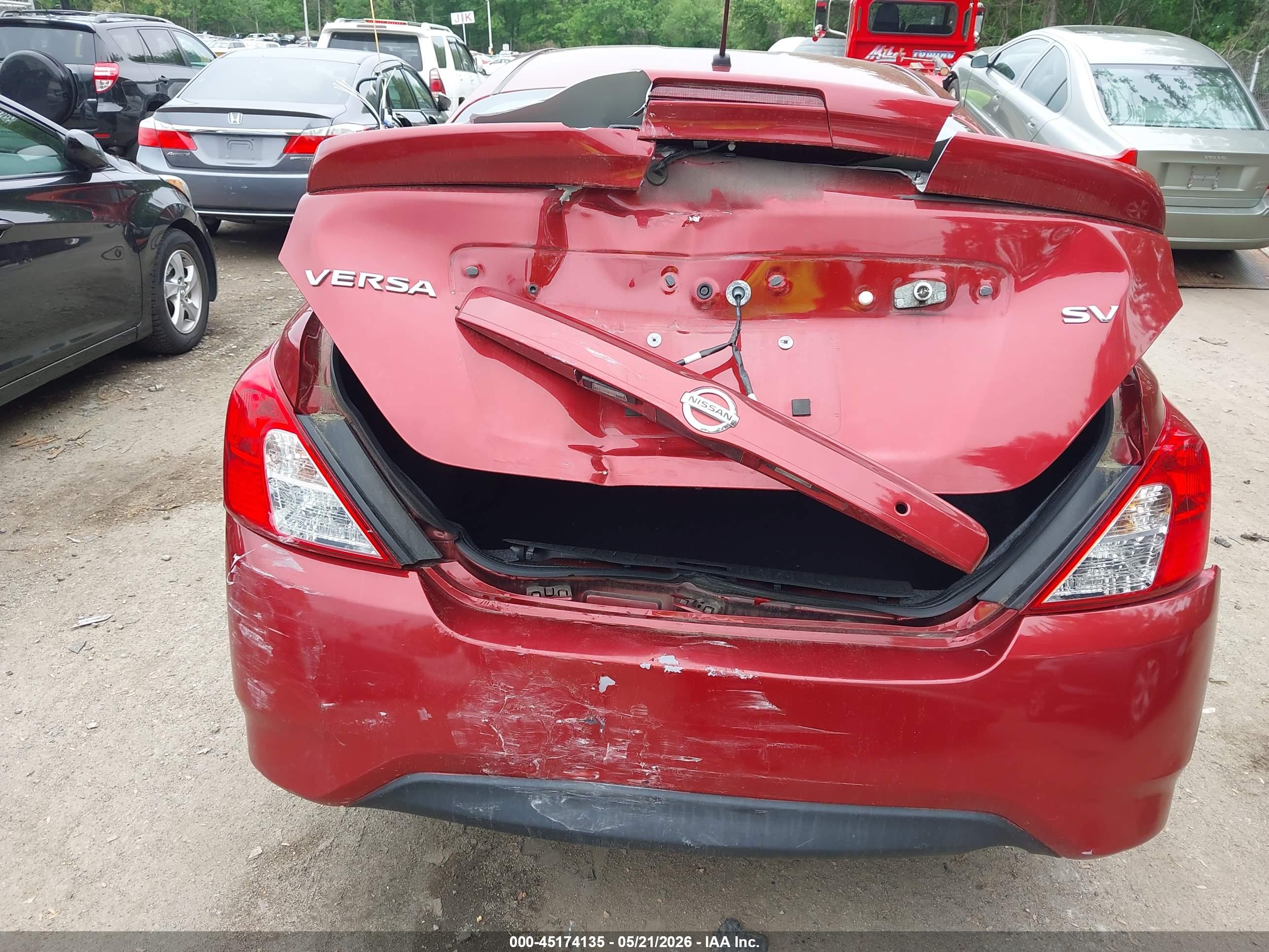 NISSAN VERSA image 6