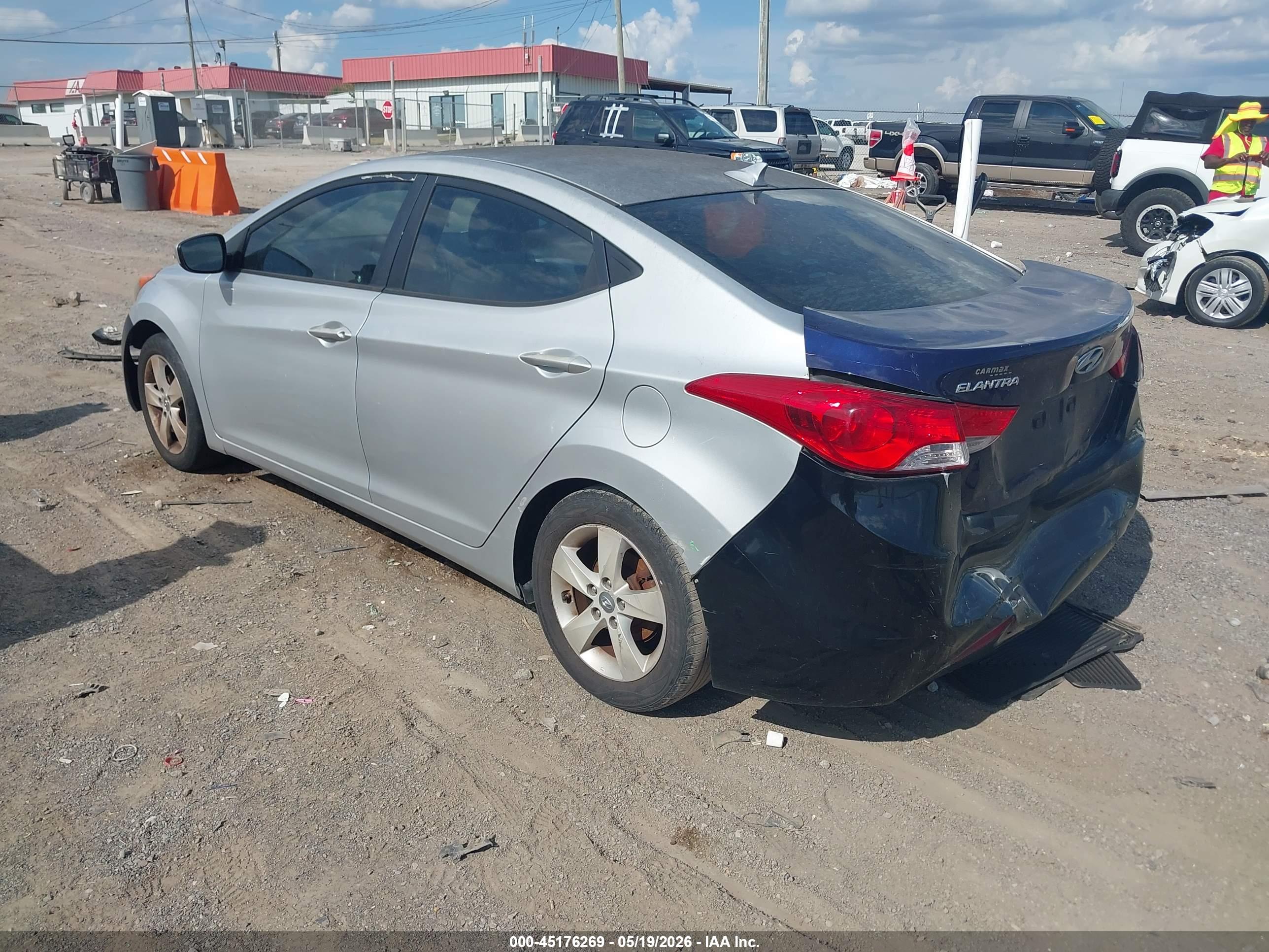 HYUNDAI ELANTRA image 3