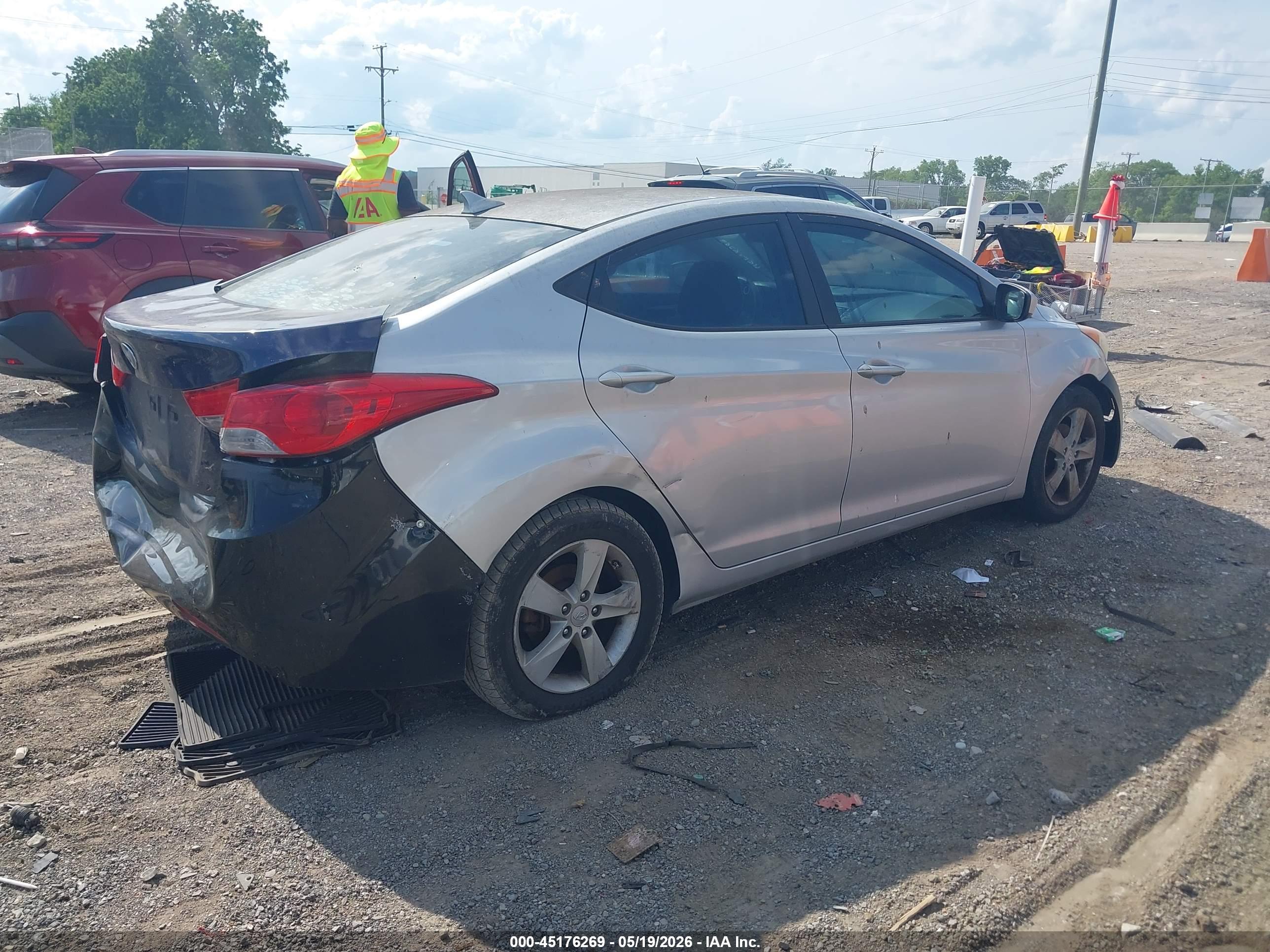 HYUNDAI ELANTRA image 4