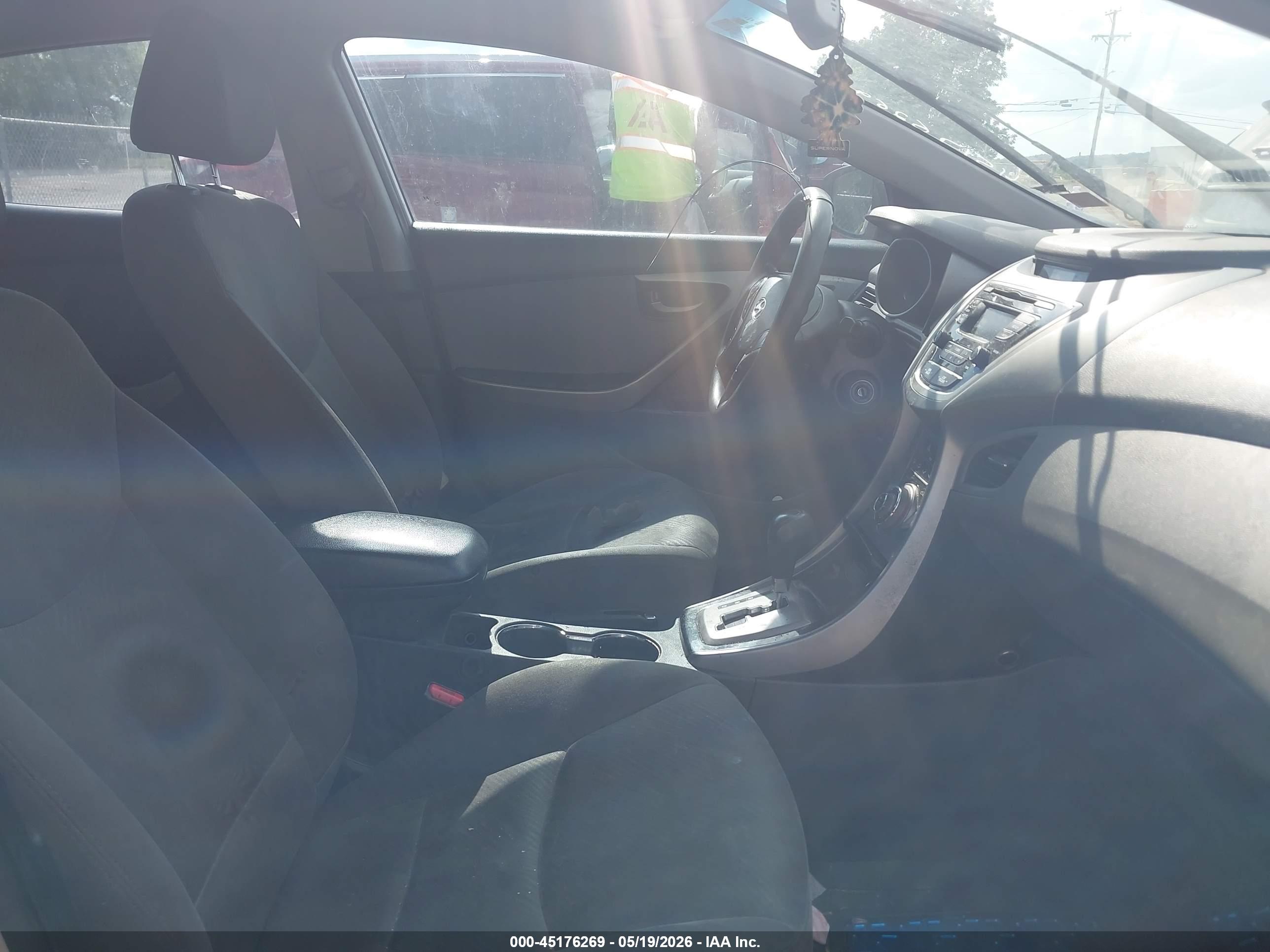 HYUNDAI ELANTRA image 5
