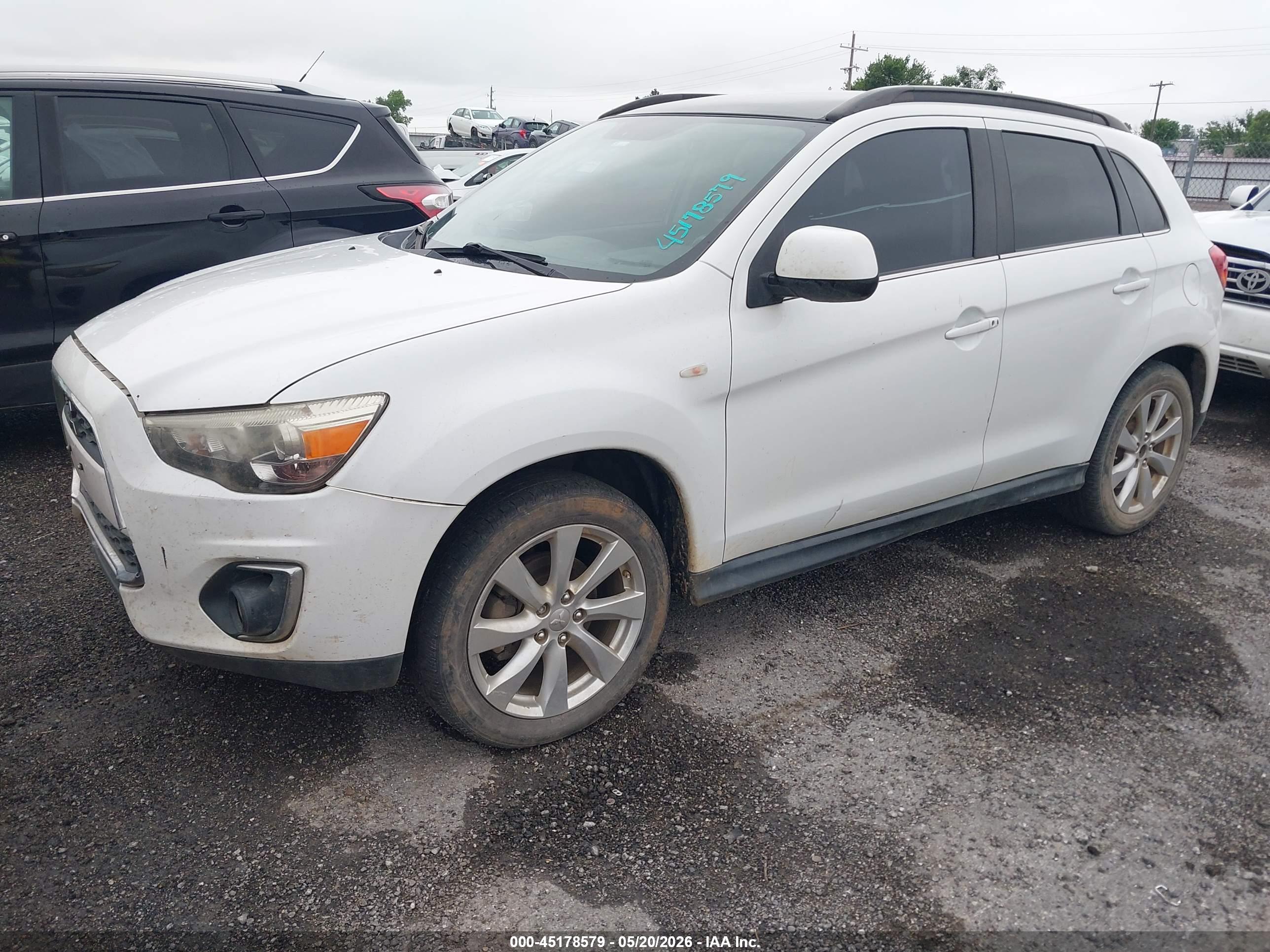 MITSUBISHI OUTLANDER image 2