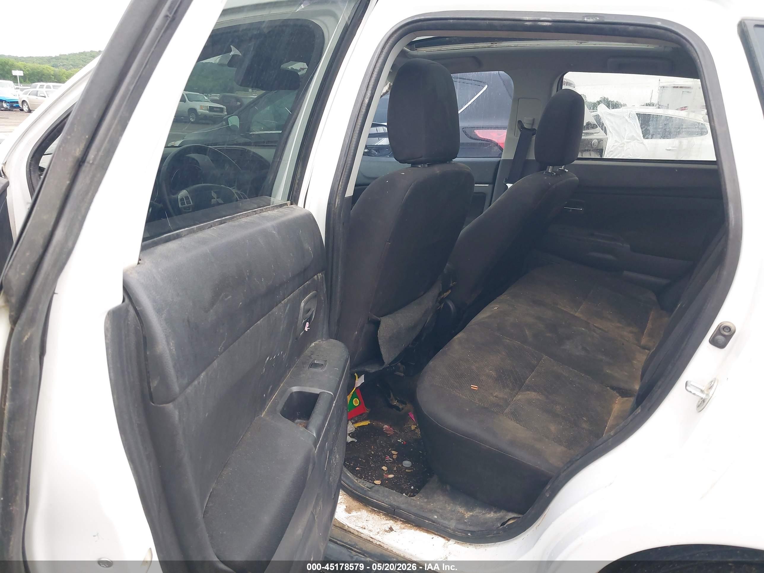 MITSUBISHI OUTLANDER image 8