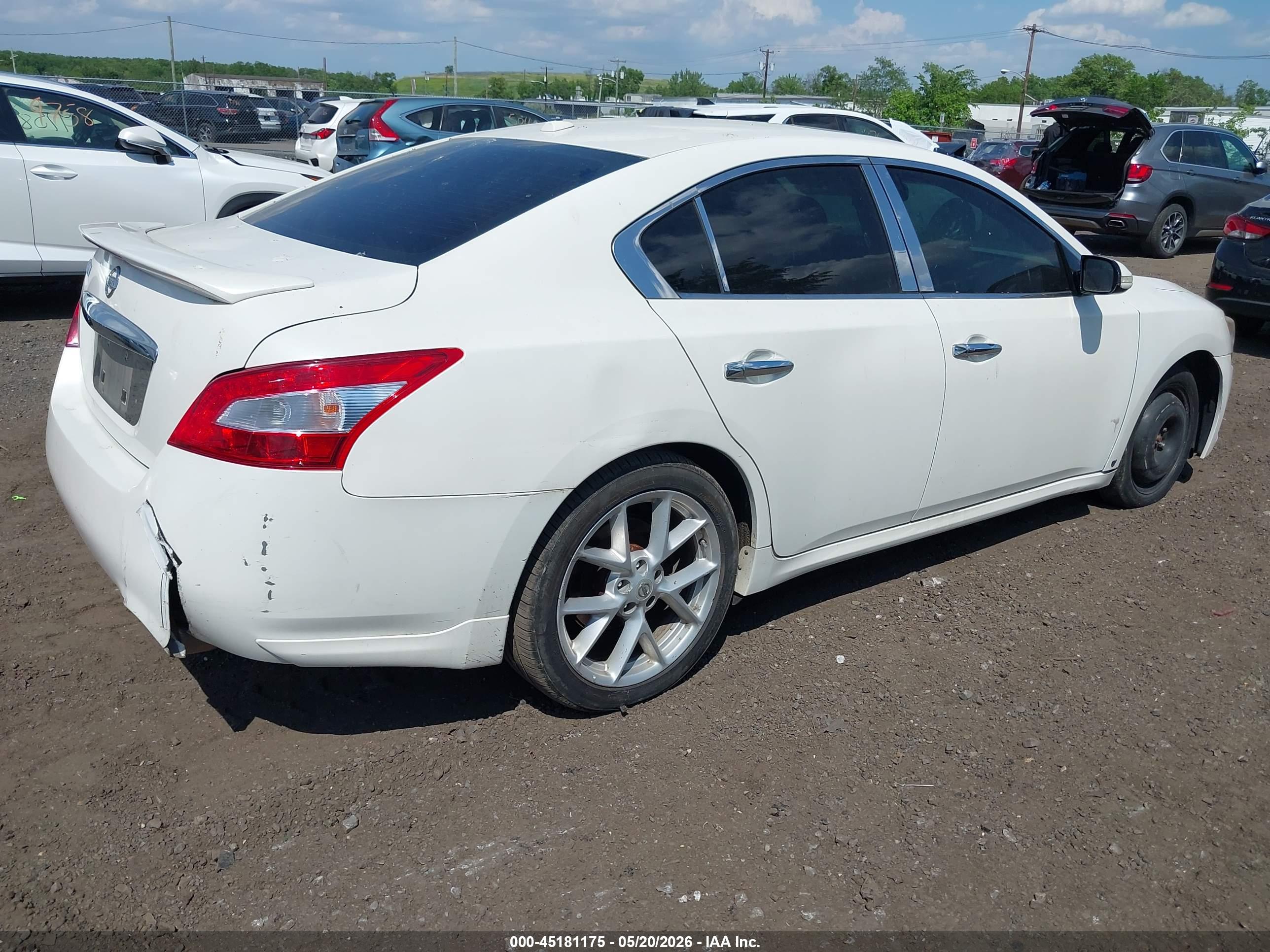 NISSAN MAXIMA image 4