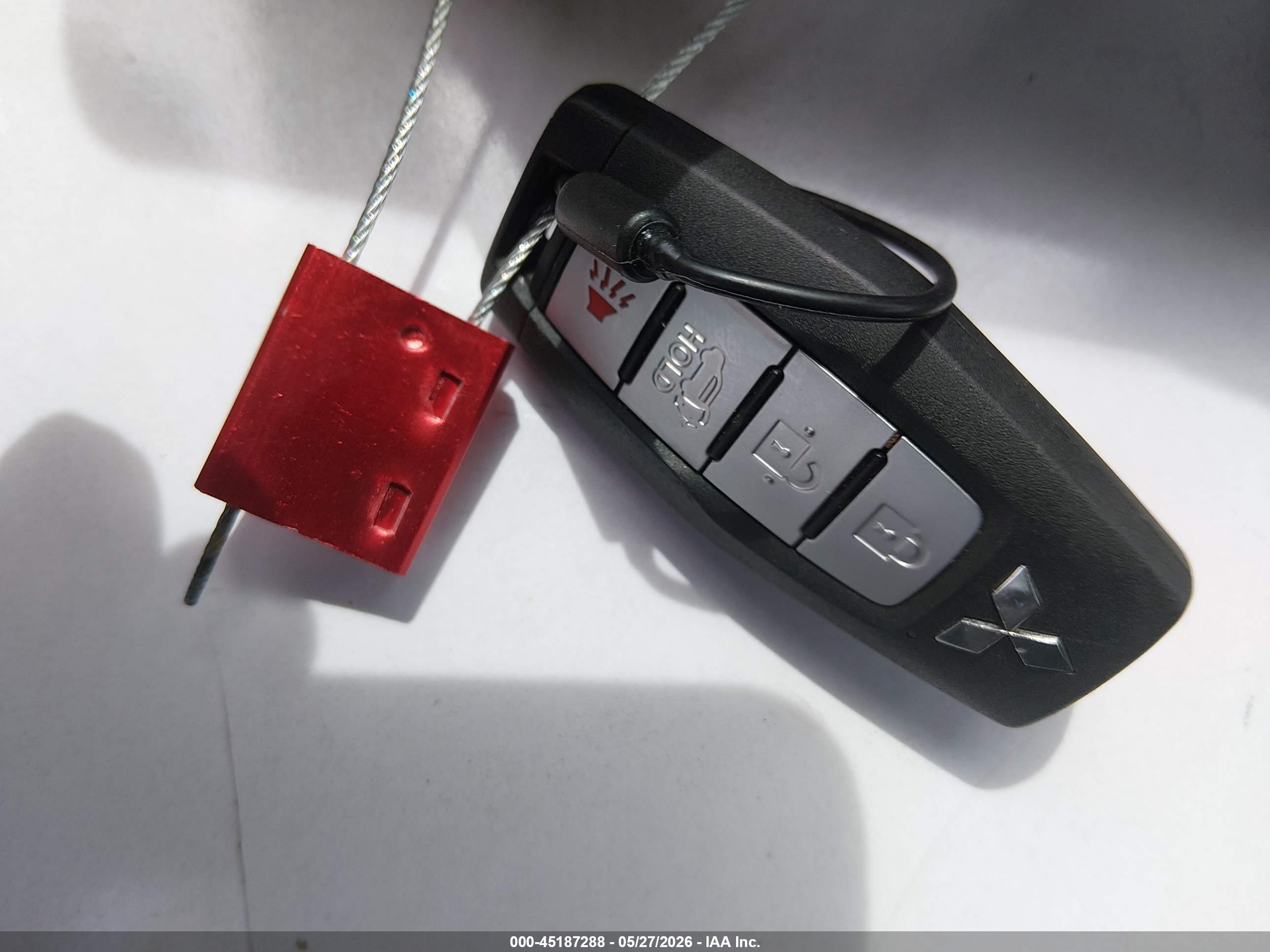 MITSUBISHI OUTLANDER image 11