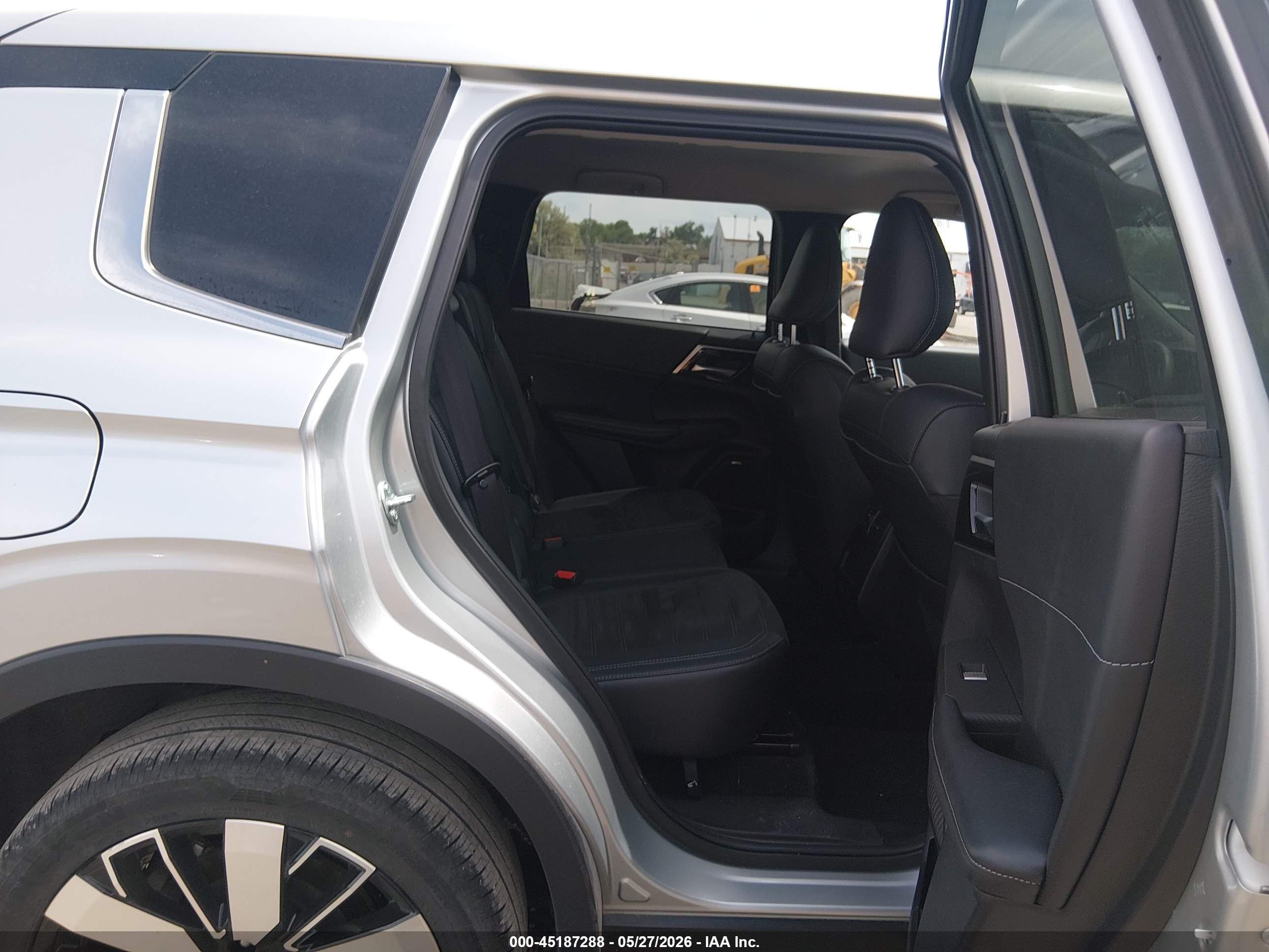 MITSUBISHI OUTLANDER image 8