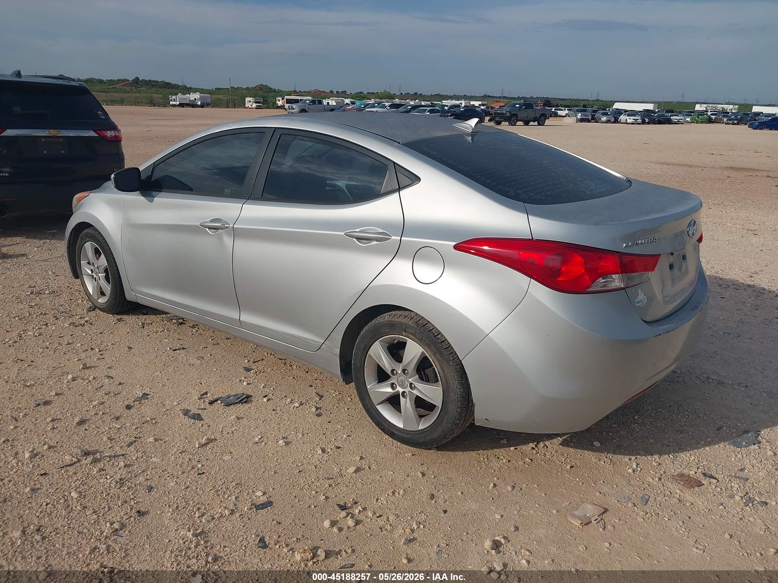 HYUNDAI ELANTRA image 3