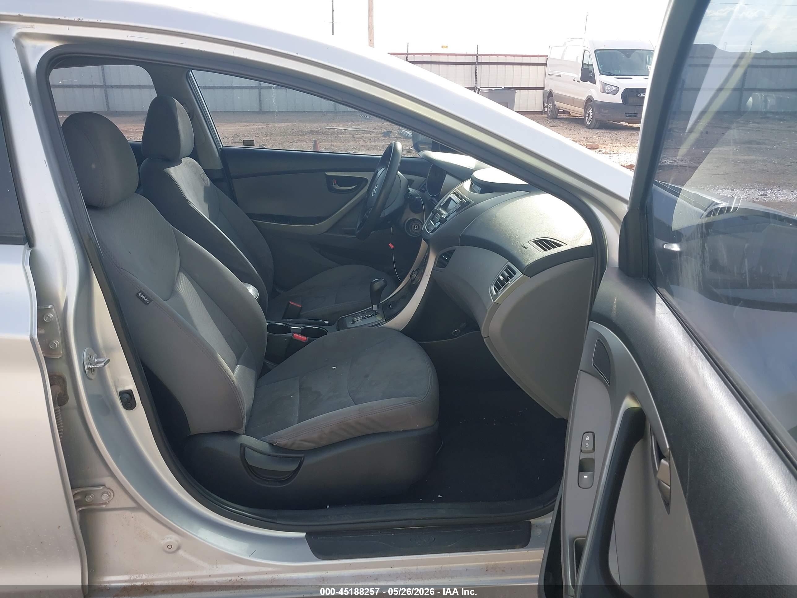 HYUNDAI ELANTRA image 5
