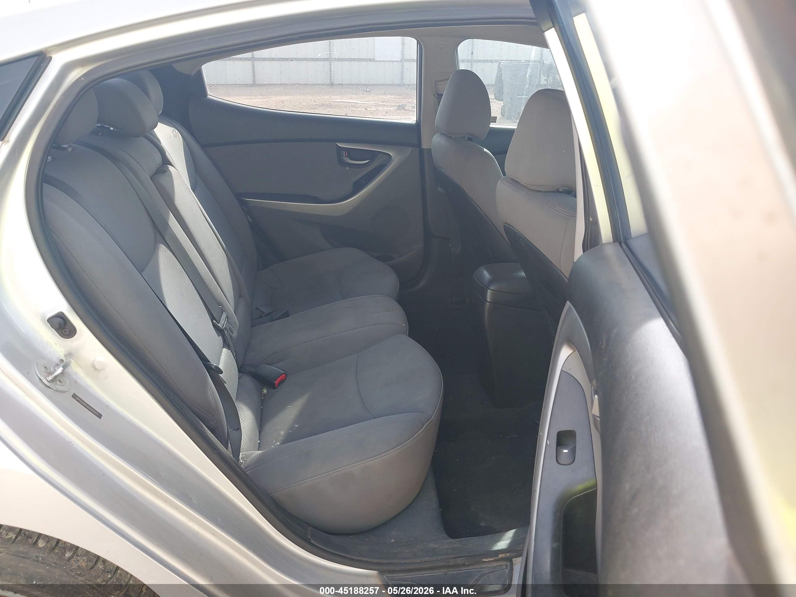 HYUNDAI ELANTRA image 8