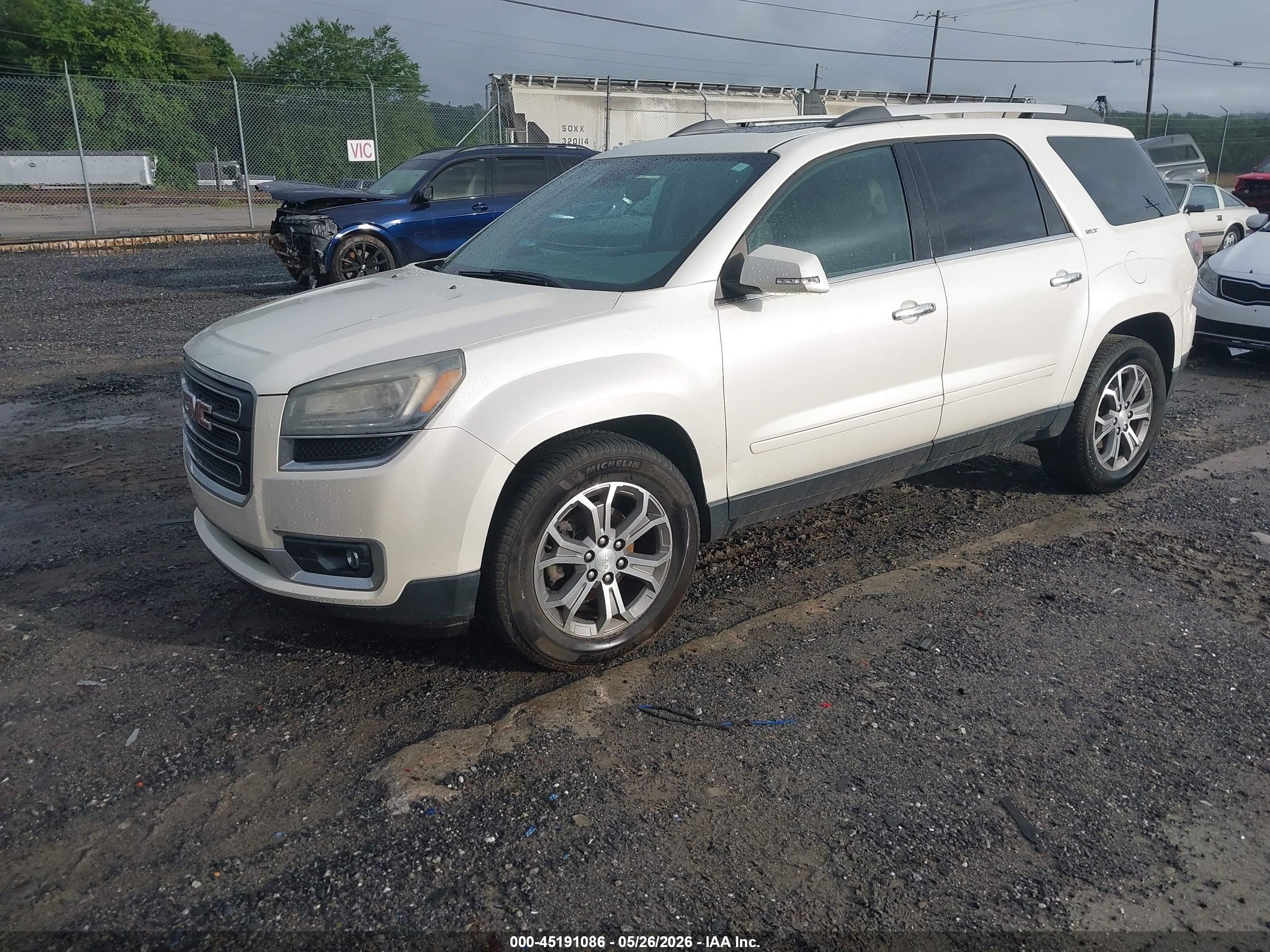 GMC ACADIA image 2