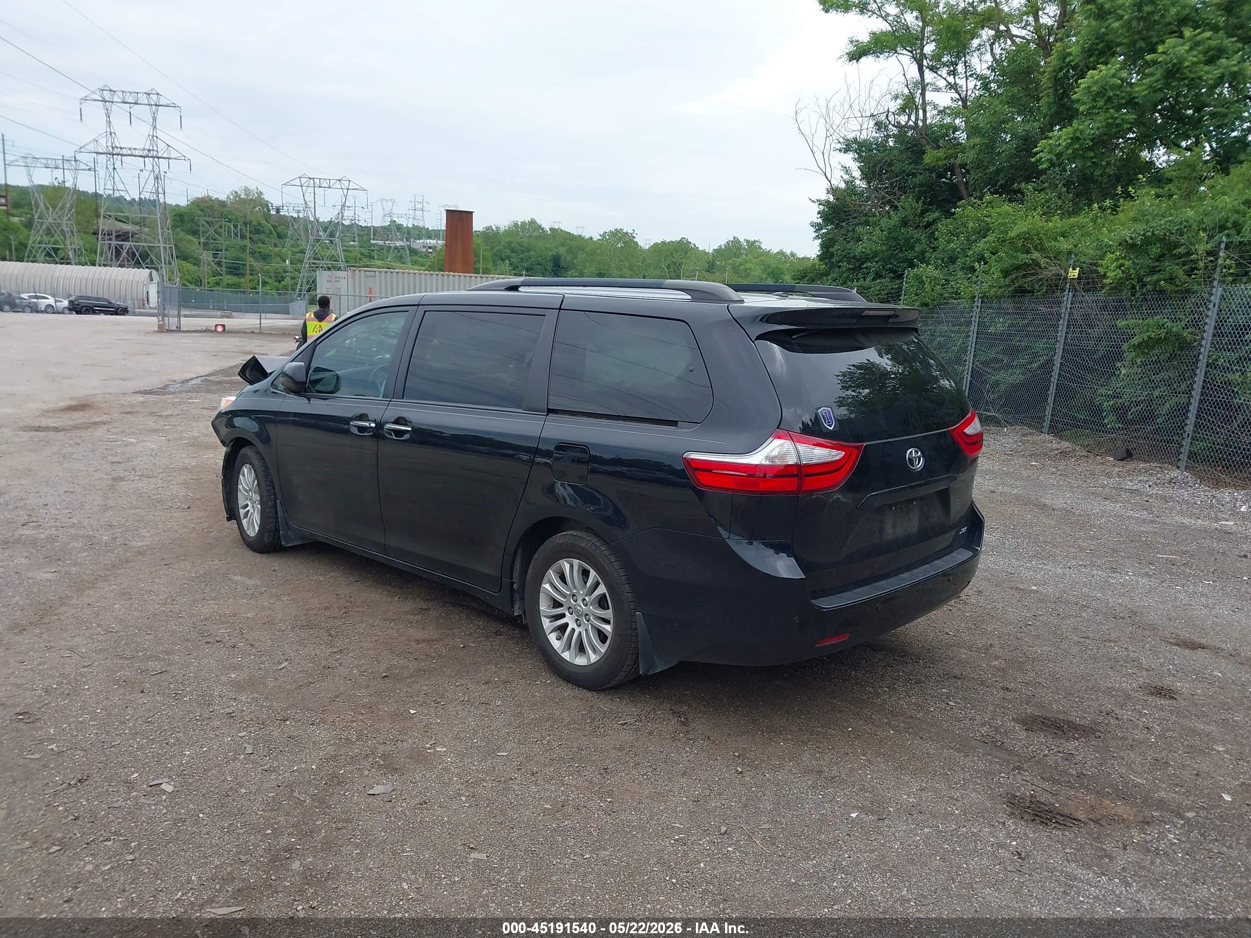 TOYOTA SIENNA image 3