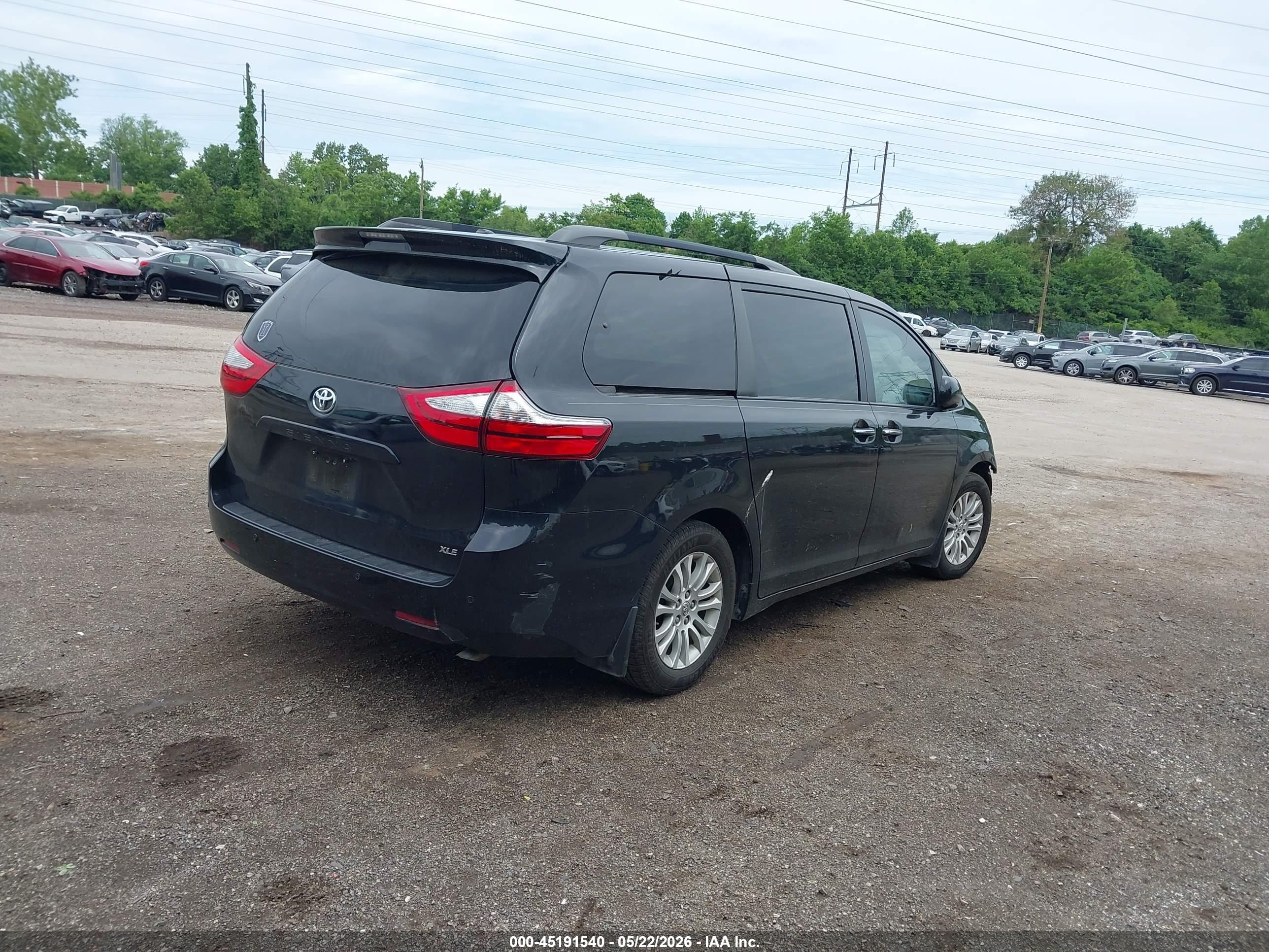 TOYOTA SIENNA image 4
