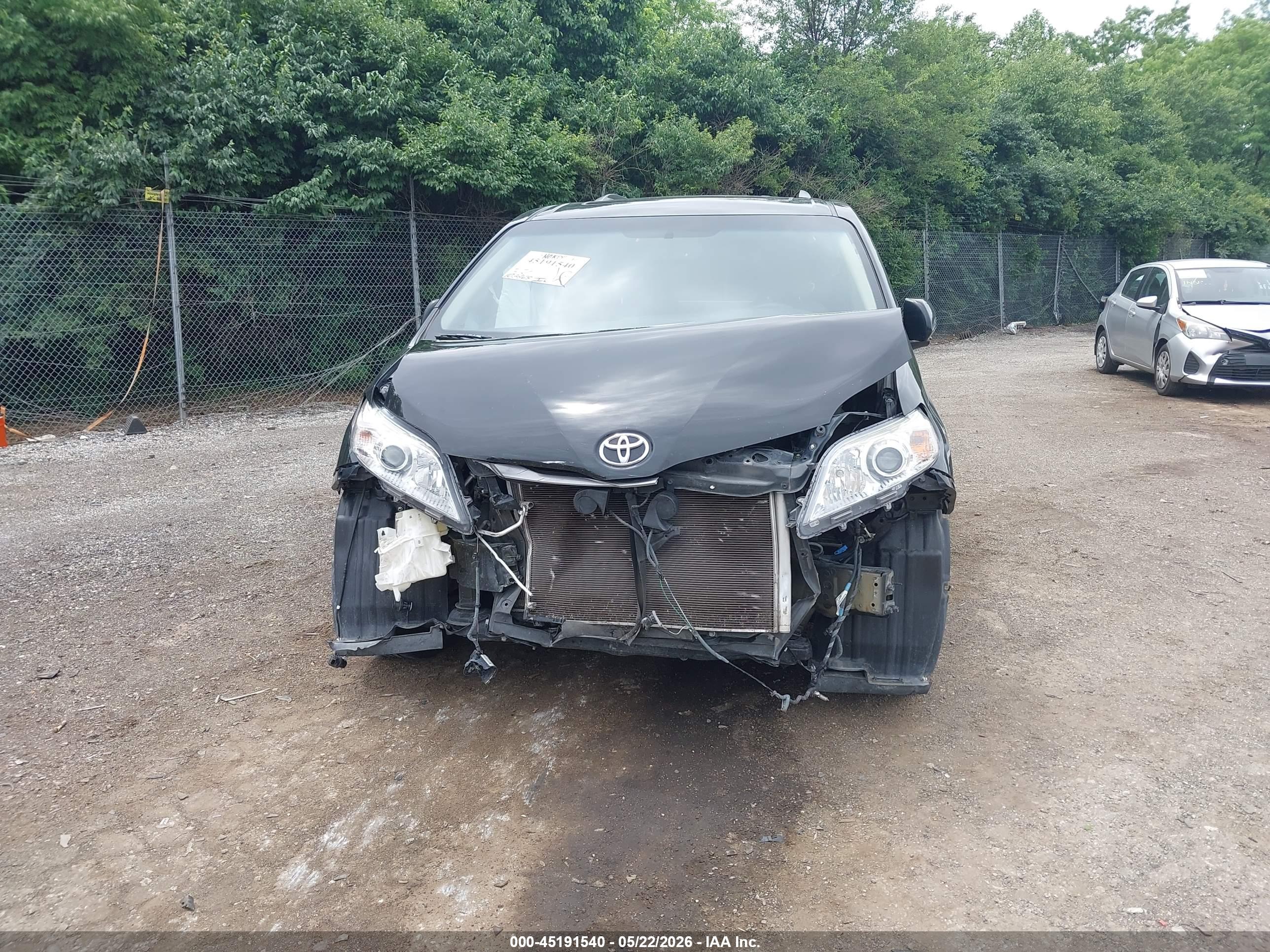 TOYOTA SIENNA image 6