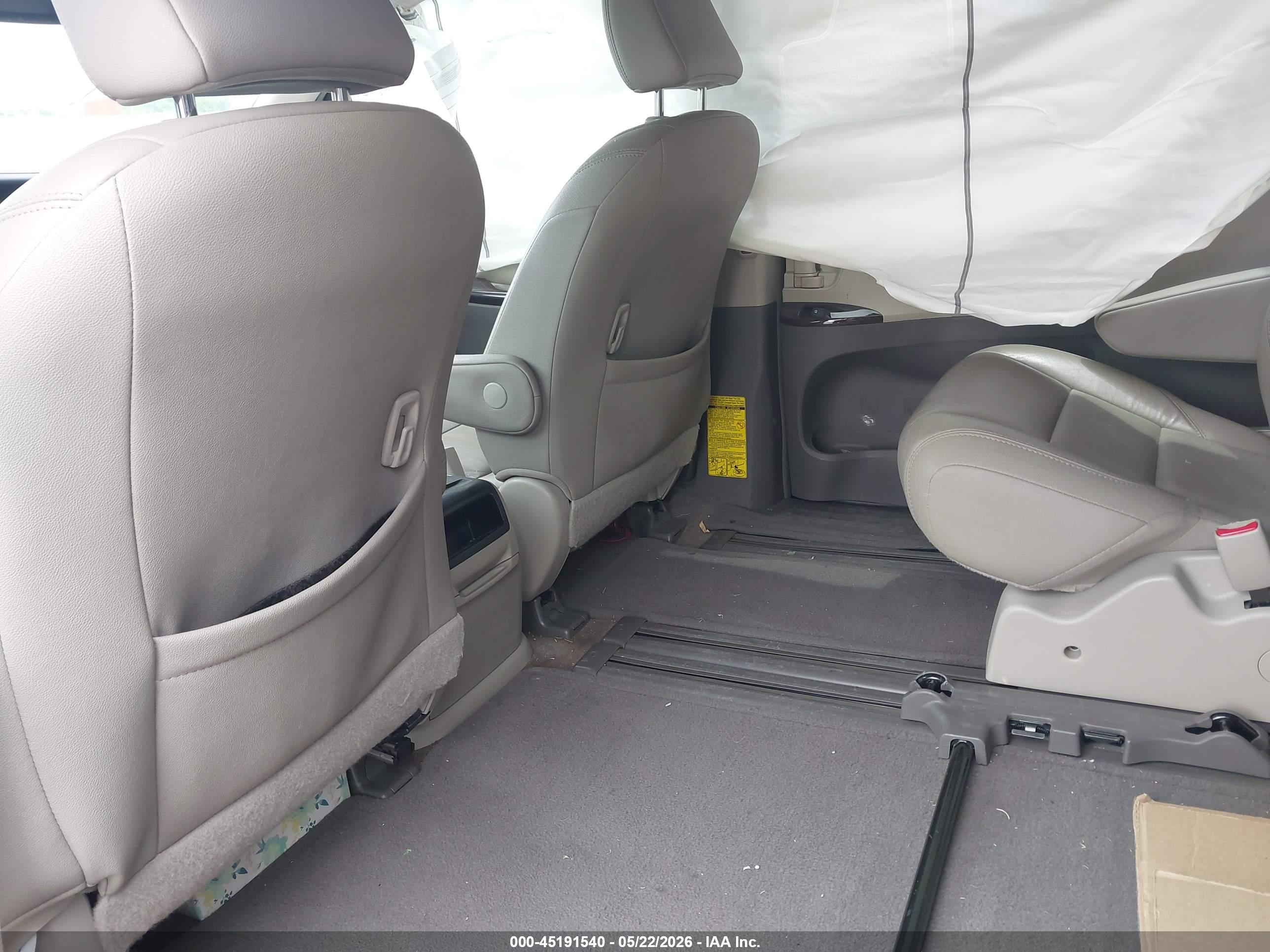 TOYOTA SIENNA image 8