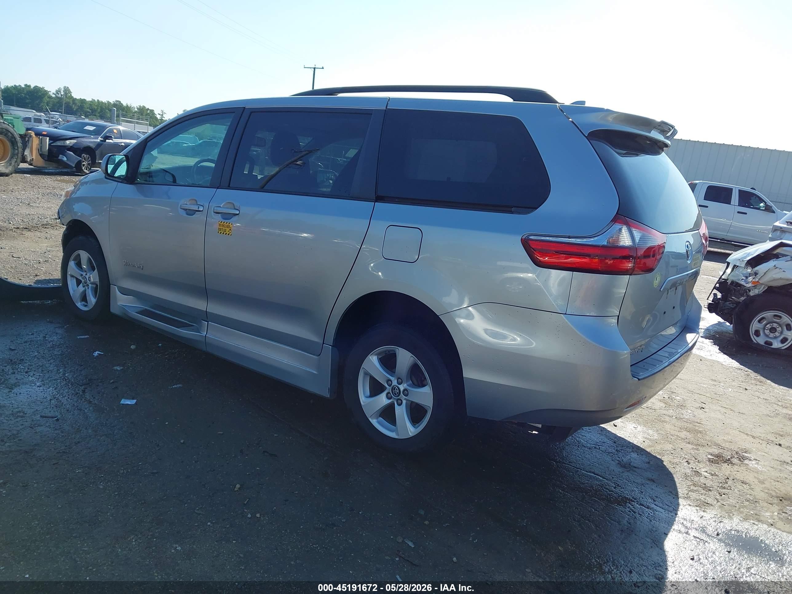 TOYOTA SIENNA image 3