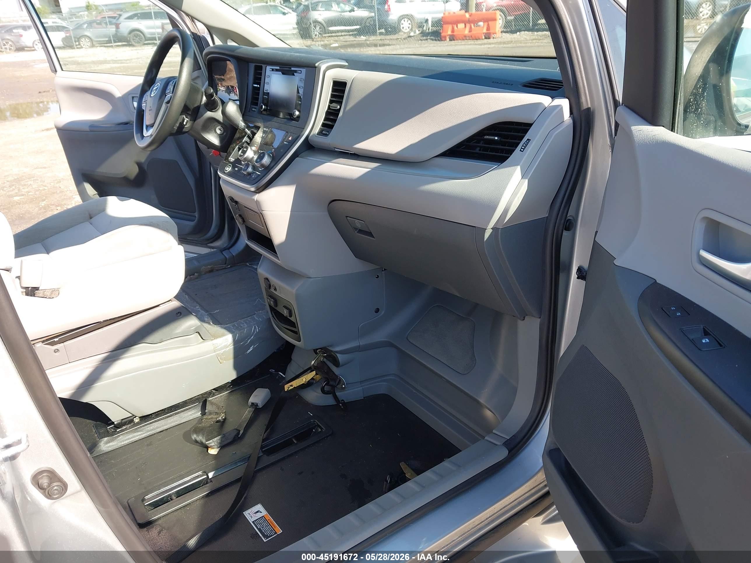 TOYOTA SIENNA image 5