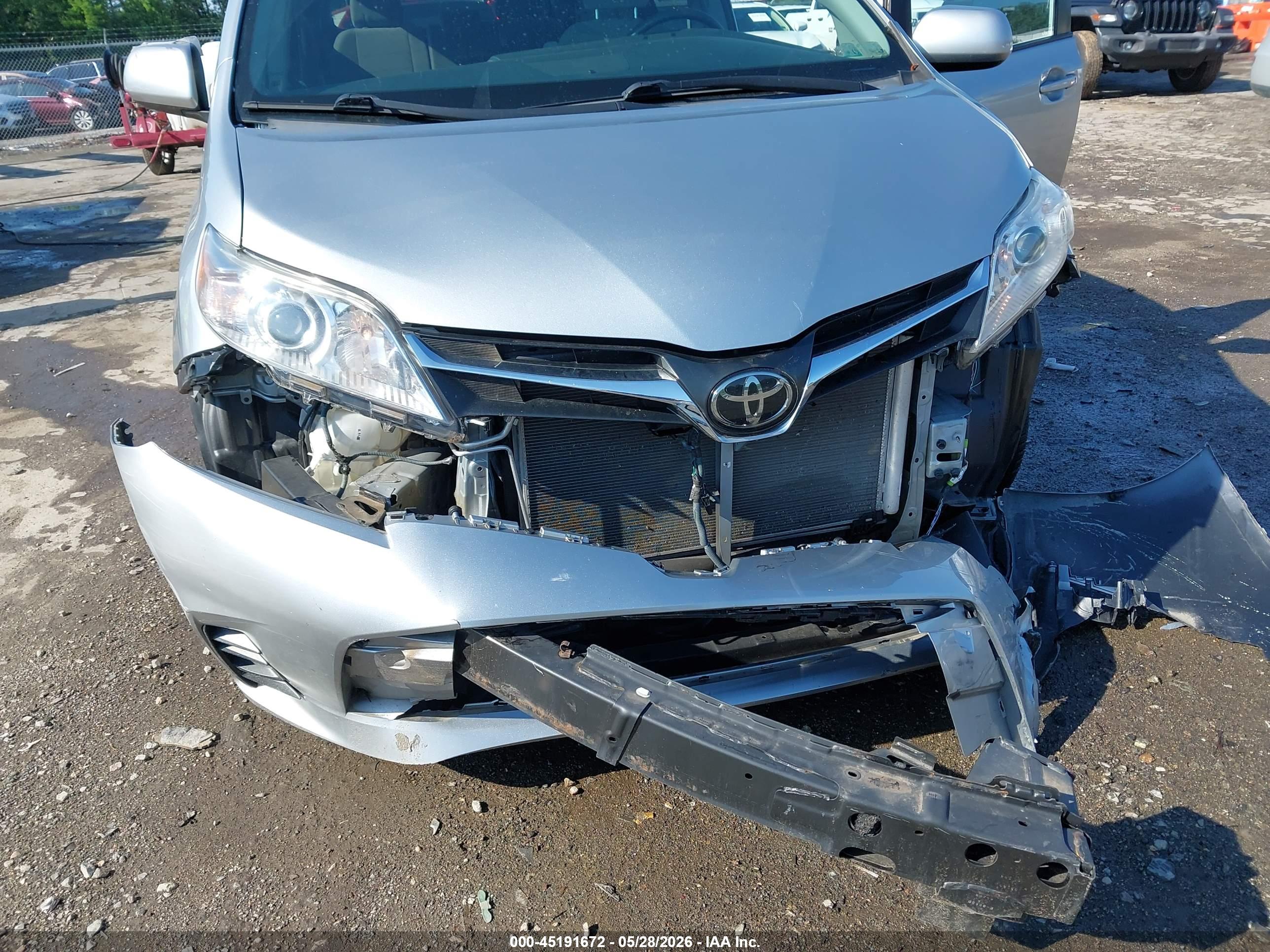 TOYOTA SIENNA image 6